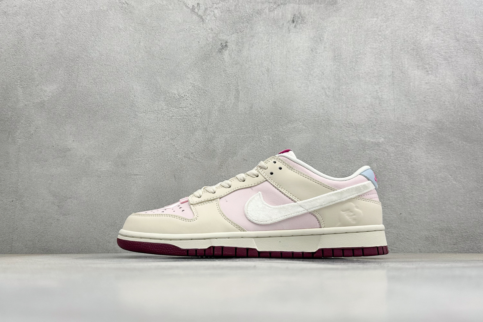 Nike SB Dunk Low“情人节限定发售奶白 + 柔雾粉的渐变配色像裹了层春日薄纱 IQ1145-610 Nike SB Dunk Low“情人节限定发售奶白 + 柔雾粉的渐变配色像裹了层春日薄纱 IQ1145-610