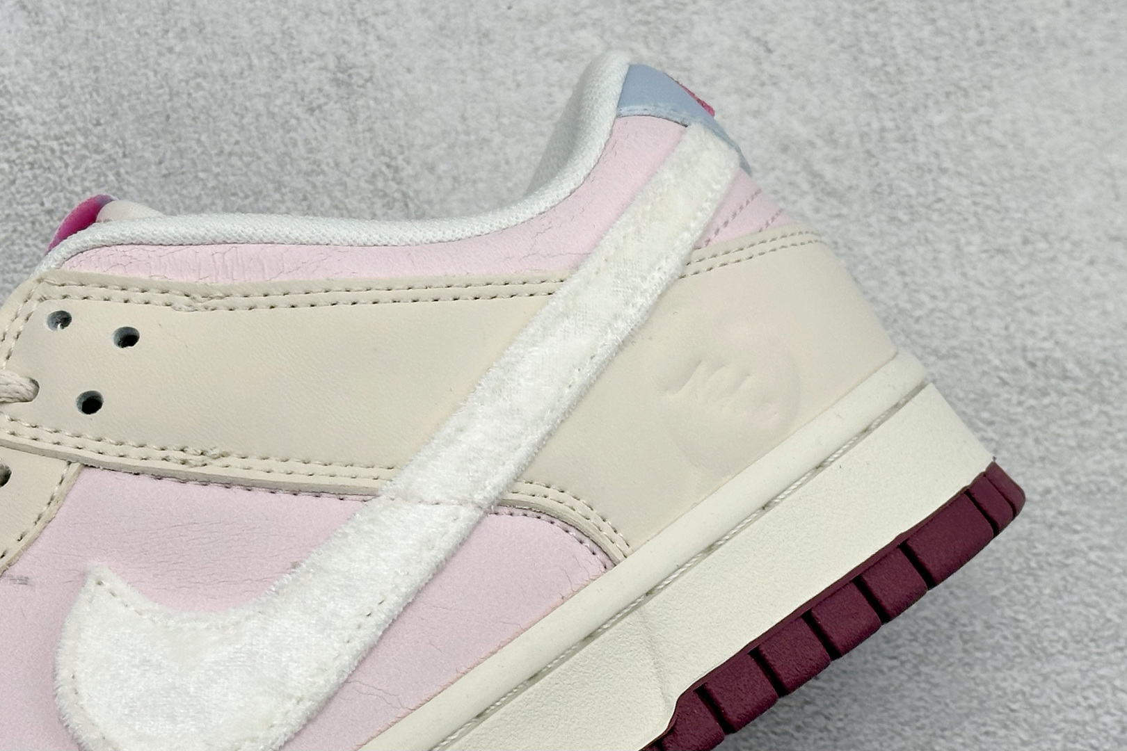 Nike SB Dunk Low“情人节限定发售奶白 + 柔雾粉的渐变配色像裹了层春日薄纱 IQ1145-610 Nike SB Dunk Low“情人节限定发售奶白 + 柔雾粉的渐变配色像裹了层春日薄纱 IQ1145-610