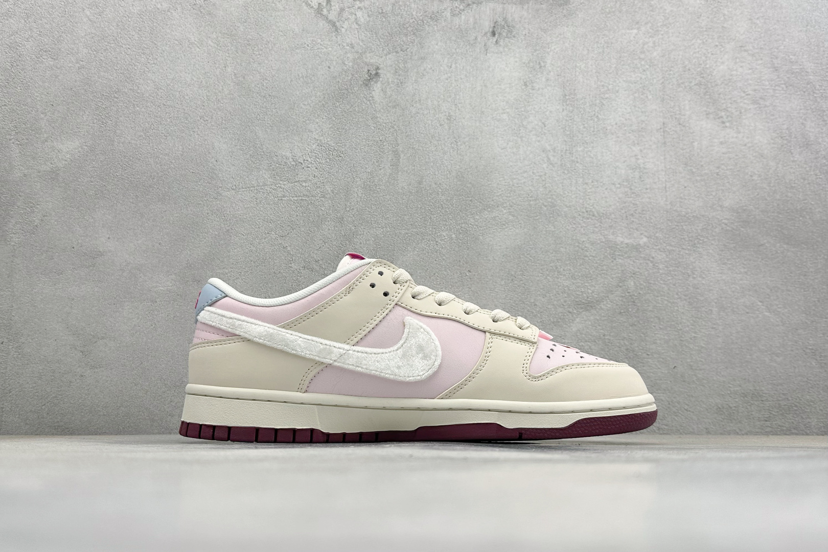 Nike SB Dunk Low“情人节限定发售奶白 + 柔雾粉的渐变配色像裹了层春日薄纱 IQ1145-610 Nike SB Dunk Low“情人节限定发售奶白 + 柔雾粉的渐变配色像裹了层春日薄纱 IQ1145-610