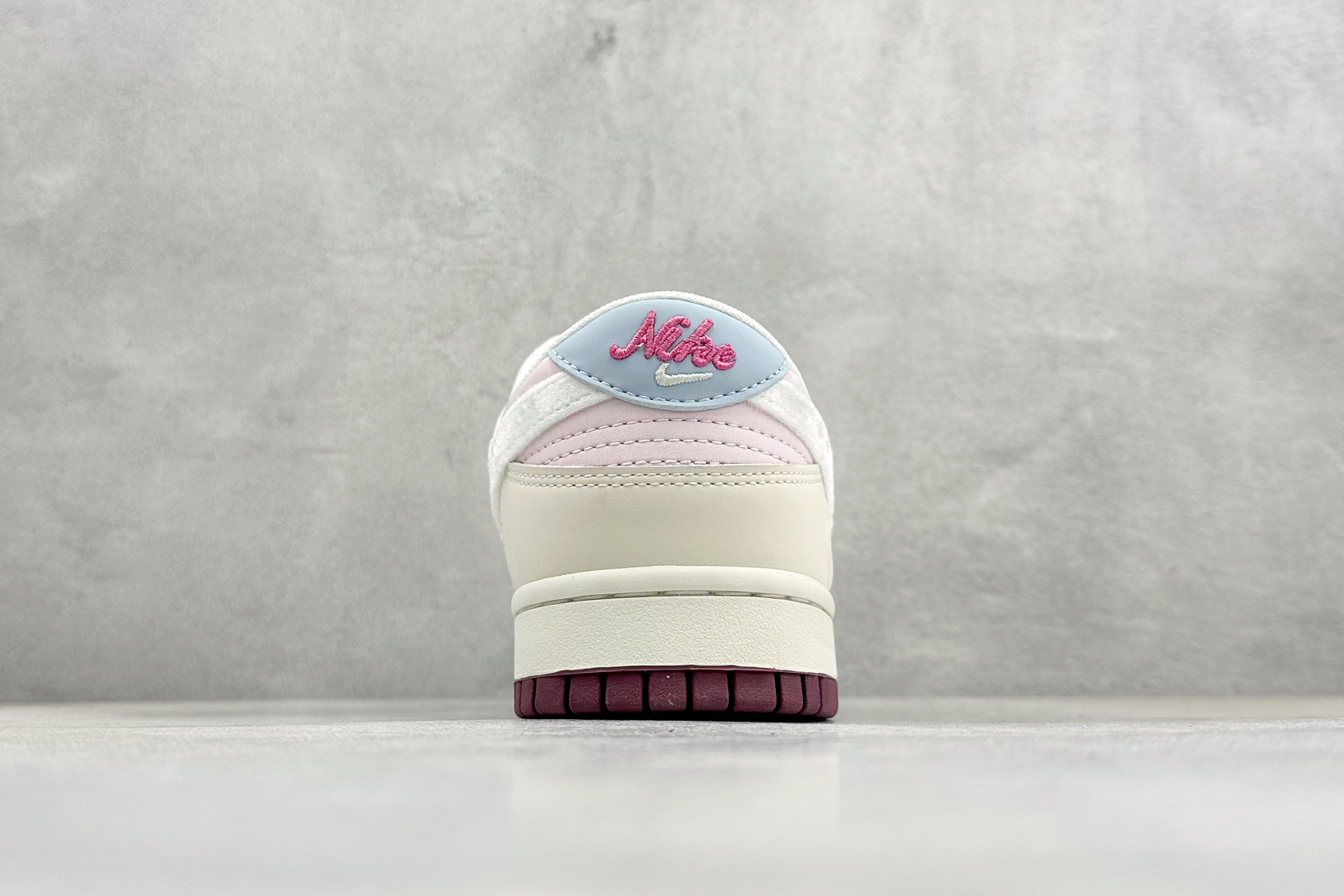 Nike SB Dunk Low“情人节限定发售奶白 + 柔雾粉的渐变配色像裹了层春日薄纱 IQ1145-610 Nike SB Dunk Low“情人节限定发售奶白 + 柔雾粉的渐变配色像裹了层春日薄纱 IQ1145-610