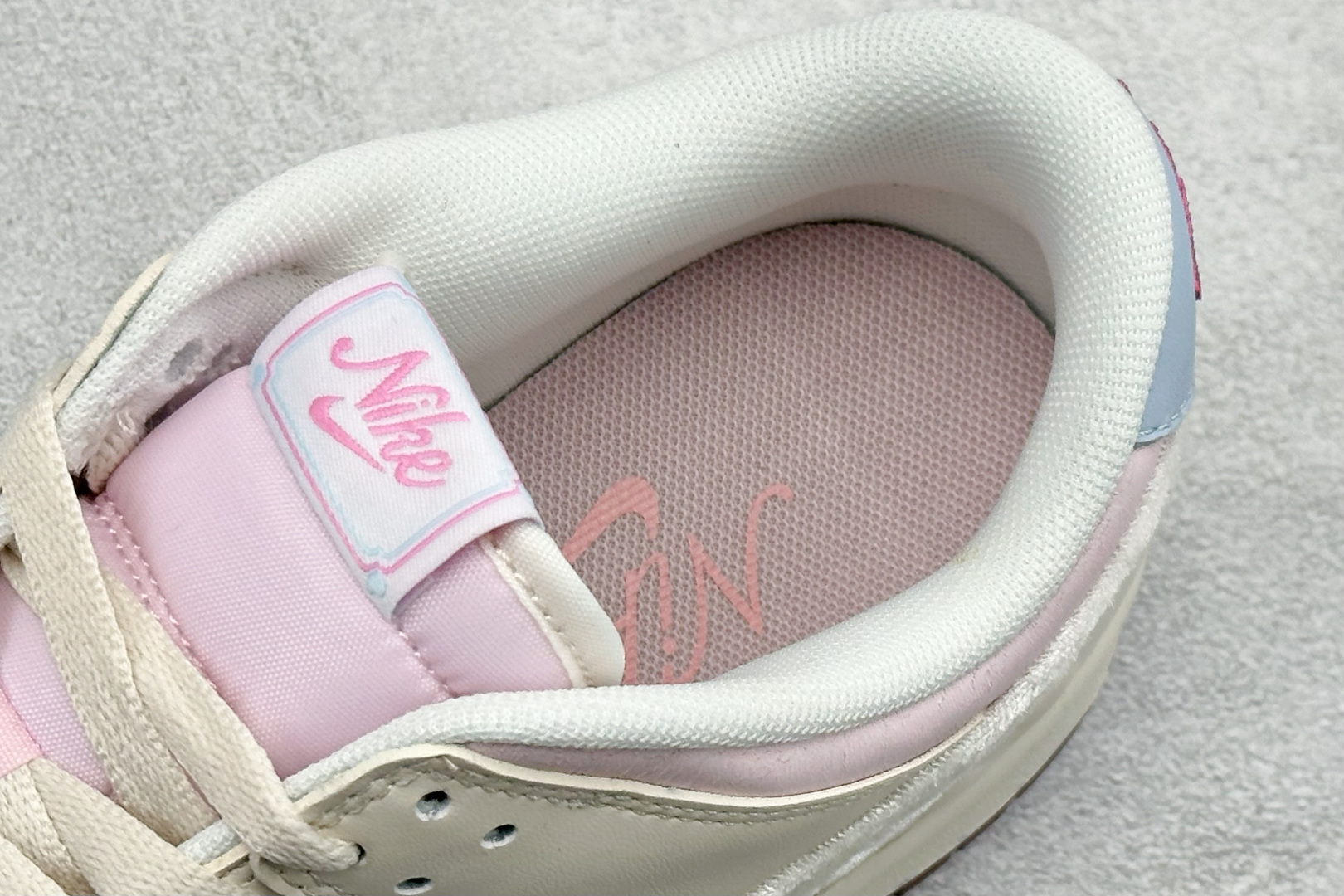 Nike SB Dunk Low“情人节限定发售奶白 + 柔雾粉的渐变配色像裹了层春日薄纱 IQ1145-610 Nike SB Dunk Low“情人节限定发售奶白 + 柔雾粉的渐变配色像裹了层春日薄纱 IQ1145-610