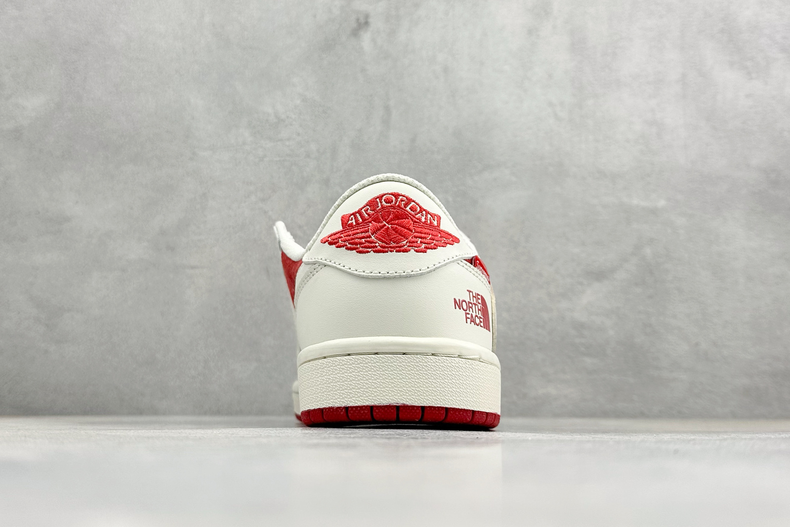 联名王炸!AIR JORDAN 1马年联名款太顶了红白麂皮质感拉满 DM7866-123 联名王炸!AIR JORDAN 1马年联名款太顶了红白麂皮质感拉满 DM7866-123