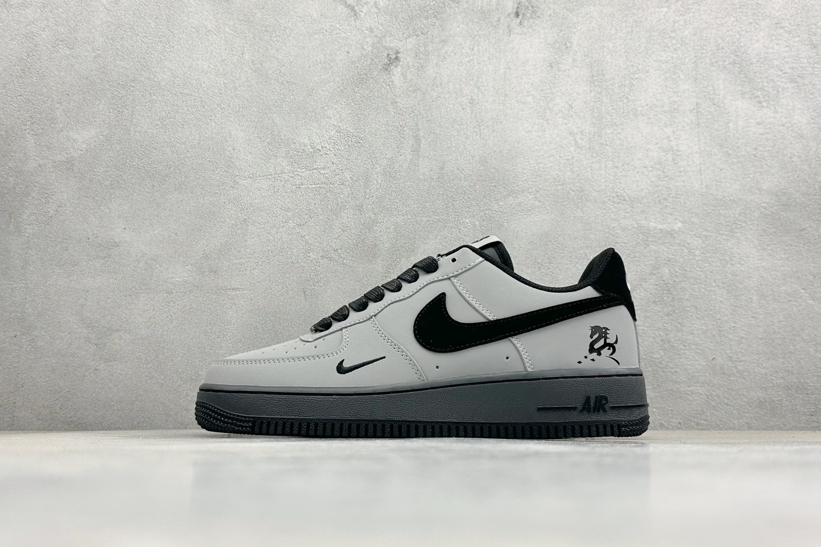 SC版NIke Air Force 1 ’07 Low “马年限定–岩灰缀影” 空军一号低帮 运动鞋 IH1401-100 SC版NIke Air Force 1 ’07 Low “马年限定–岩灰缀影” 空军一号低帮 运动鞋 IH1401-100