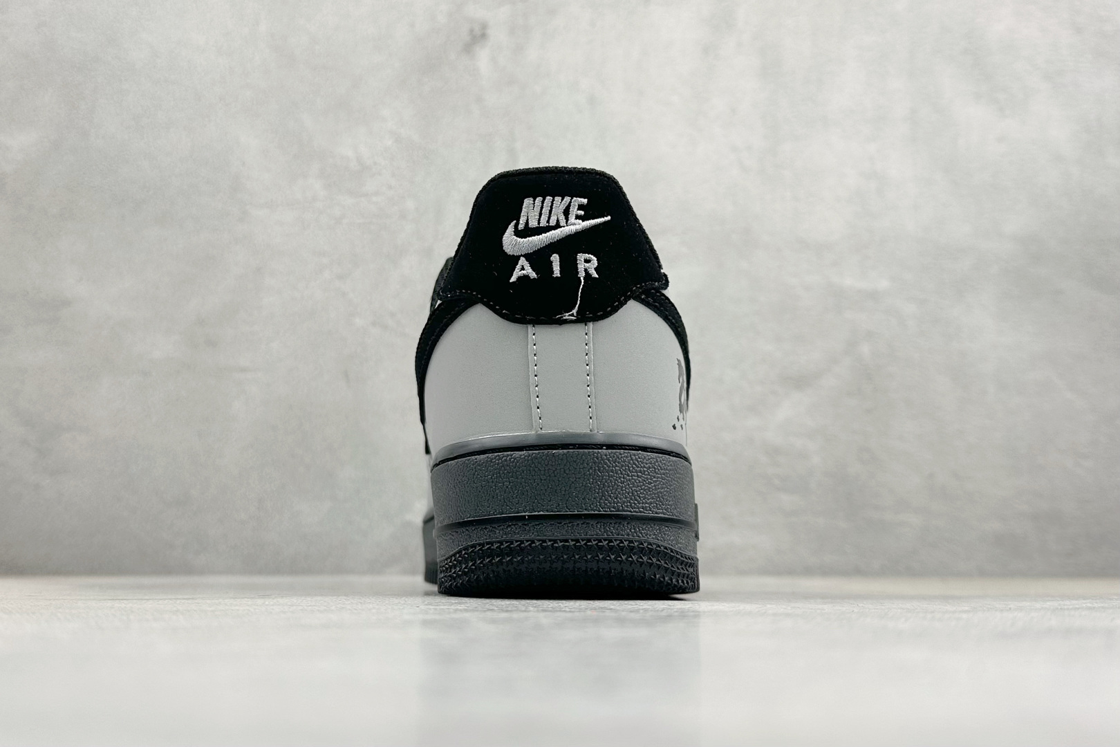 SC版NIke Air Force 1 '07 Low “马年限定--岩灰缀影” 空军一号低帮 运动鞋 IH1401-100 SC版NIke Air Force 1 '07 Low “马年限定--岩灰缀影” 空军一号低帮 运动鞋 IH1401-100