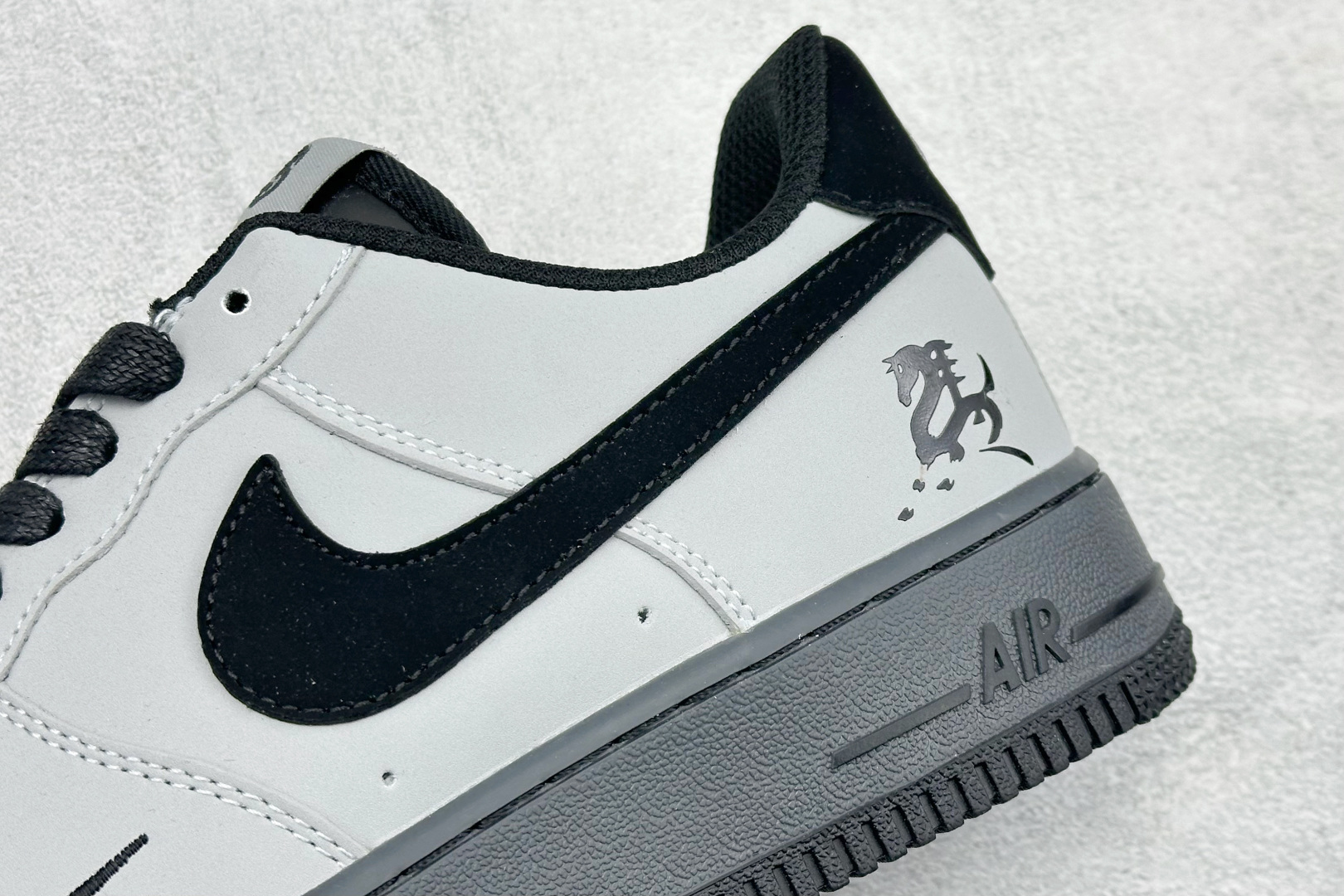 SC版NIke Air Force 1 '07 Low “马年限定--岩灰缀影” 空军一号低帮 运动鞋 IH1401-100 SC版NIke Air Force 1 '07 Low “马年限定--岩灰缀影” 空军一号低帮 运动鞋 IH1401-100