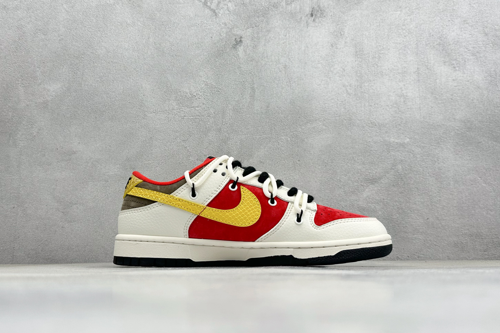 Nike SB Dunk Low 红白黄撞色 高端定制 低帮休闲板鞋 YX5066-C65 Nike SB Dunk Low 红白黄撞色 高端定制 低帮休闲板鞋 YX5066-C65