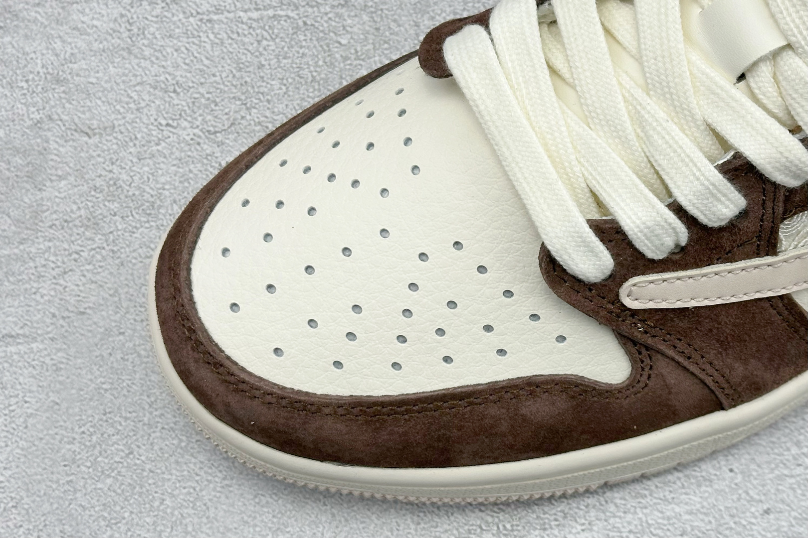 Air Jordan 1 Low AJ1乔1倒勾 马年限定 属于 Jordan Brand 为春节推出的生肖主题鞋款 SD6868-141 Air Jordan 1 Low AJ1乔1倒勾 马年限定 属于 Jordan Brand 为春节推出的生肖主题鞋款 SD6868-141