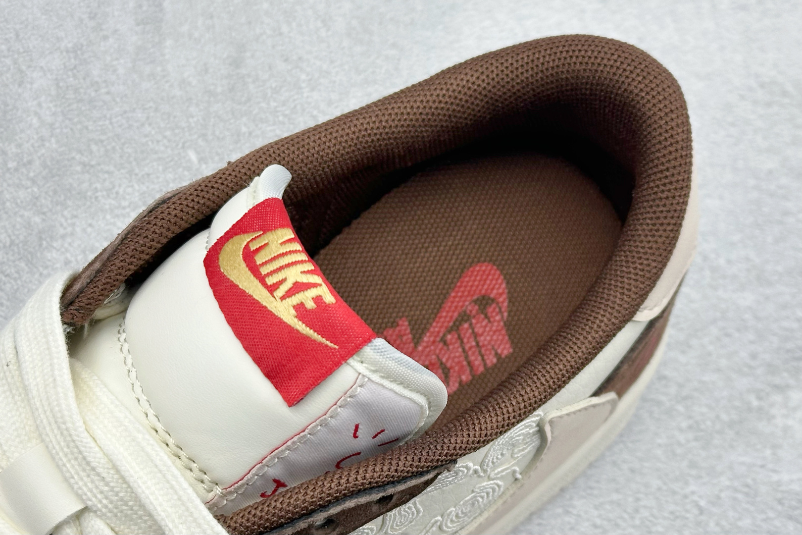 Air Jordan 1 Low AJ1乔1倒勾 马年限定 属于 Jordan Brand 为春节推出的生肖主题鞋款 SD6868-141 Air Jordan 1 Low AJ1乔1倒勾 马年限定 属于 Jordan Brand 为春节推出的生肖主题鞋款 SD6868-141