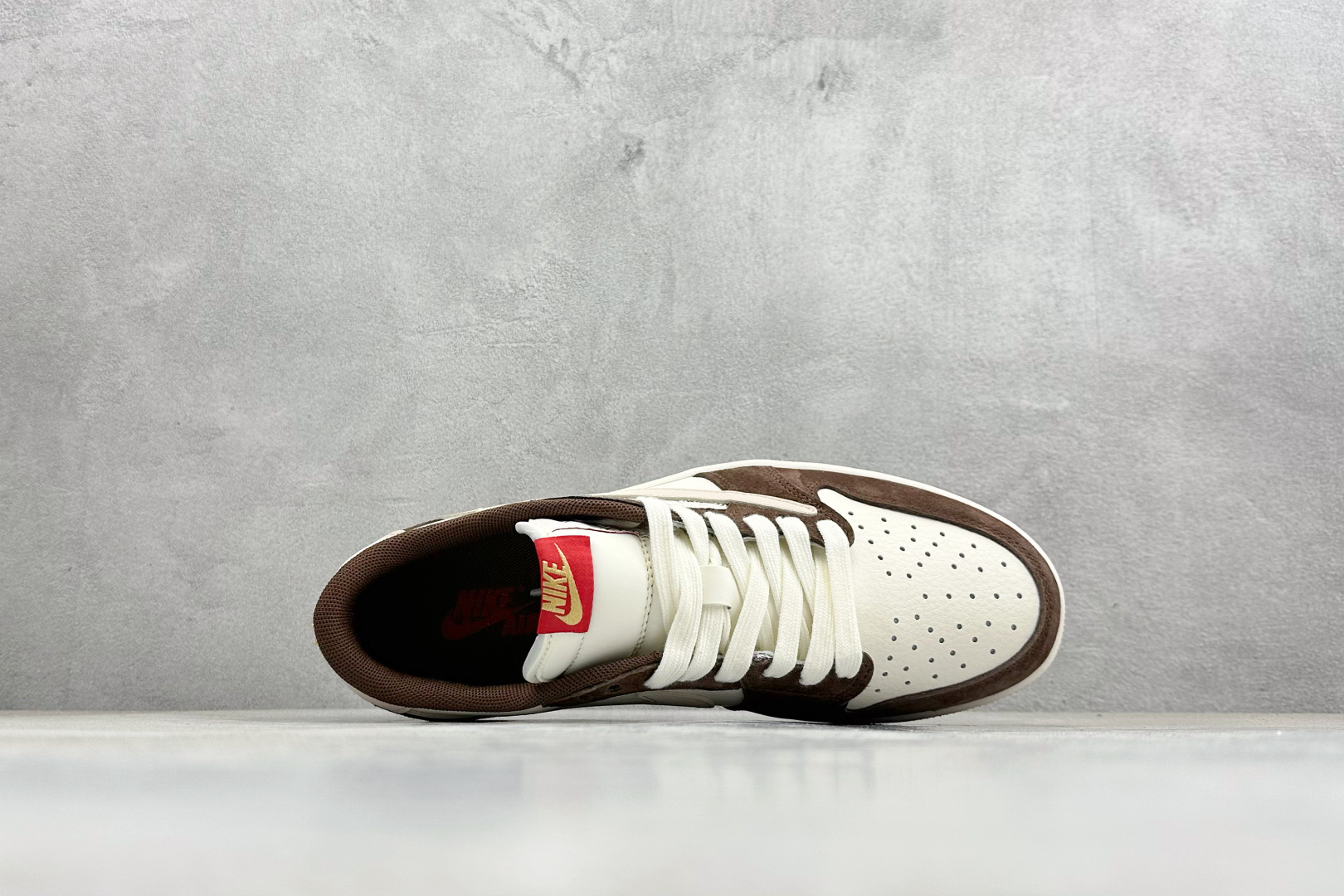 Air Jordan 1 Low AJ1乔1倒勾 马年限定 属于 Jordan Brand 为春节推出的生肖主题鞋款 SD6868-141 Air Jordan 1 Low AJ1乔1倒勾 马年限定 属于 Jordan Brand 为春节推出的生肖主题鞋款 SD6868-141