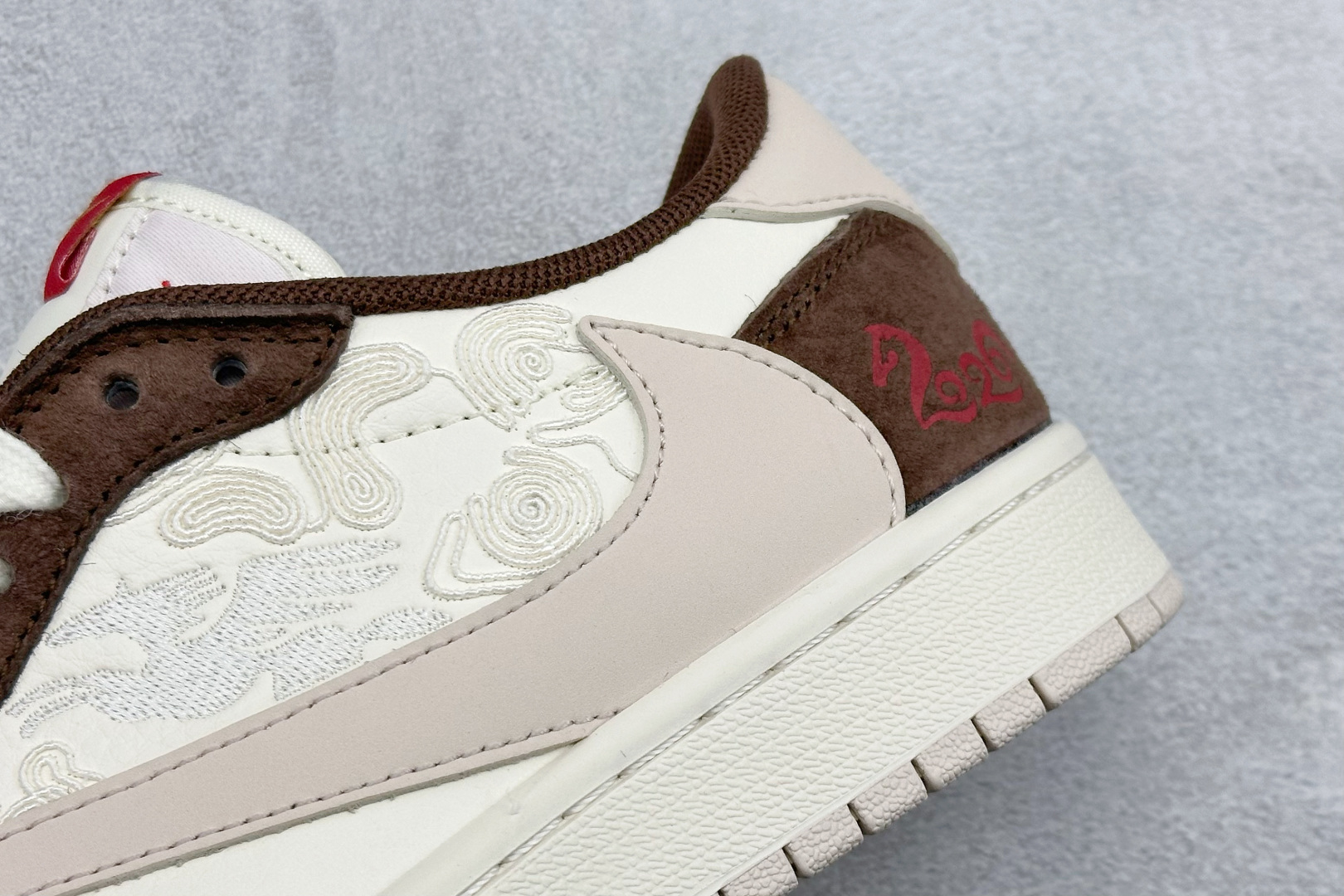 Air Jordan 1 Low AJ1乔1倒勾 马年限定 属于 Jordan Brand 为春节推出的生肖主题鞋款 SD6868-141 Air Jordan 1 Low AJ1乔1倒勾 马年限定 属于 Jordan Brand 为春节推出的生肖主题鞋款 SD6868-141