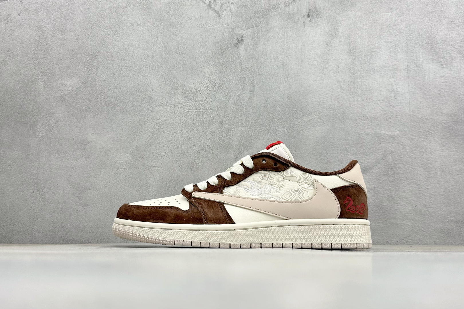 Air Jordan 1 Low AJ1乔1倒勾 马年限定 属于 Jordan Brand 为春节推出的生肖主题鞋款 SD6868-141 Air Jordan 1 Low AJ1乔1倒勾 马年限定 属于 Jordan Brand 为春节推出的生肖主题鞋款 SD6868-141