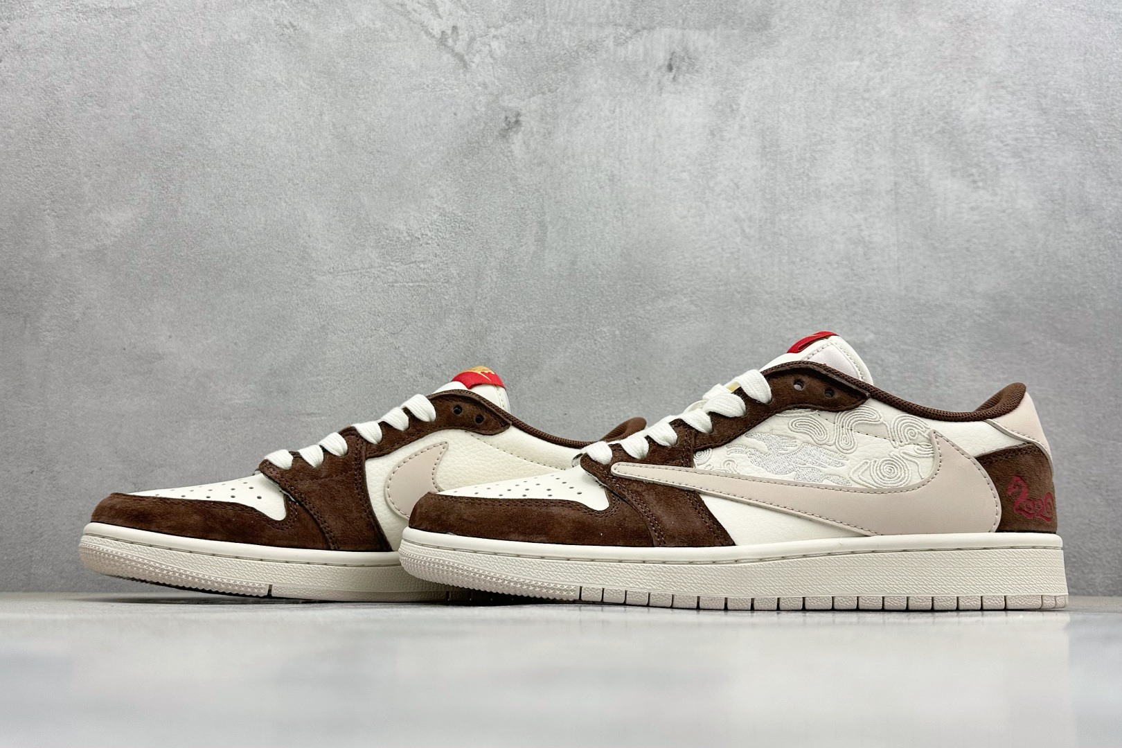 Air Jordan 1 Low AJ1乔1倒勾 马年限定 属于 Jordan Brand 为春节推出的生肖主题鞋款 SD6868-141 Air Jordan 1 Low AJ1乔1倒勾 马年限定 属于 Jordan Brand 为春节推出的生肖主题鞋款 SD6868-141