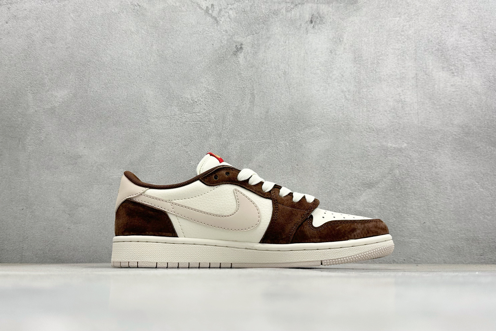 Air Jordan 1 Low AJ1乔1倒勾 马年限定 属于 Jordan Brand 为春节推出的生肖主题鞋款 SD6868-141 Air Jordan 1 Low AJ1乔1倒勾 马年限定 属于 Jordan Brand 为春节推出的生肖主题鞋款 SD6868-141