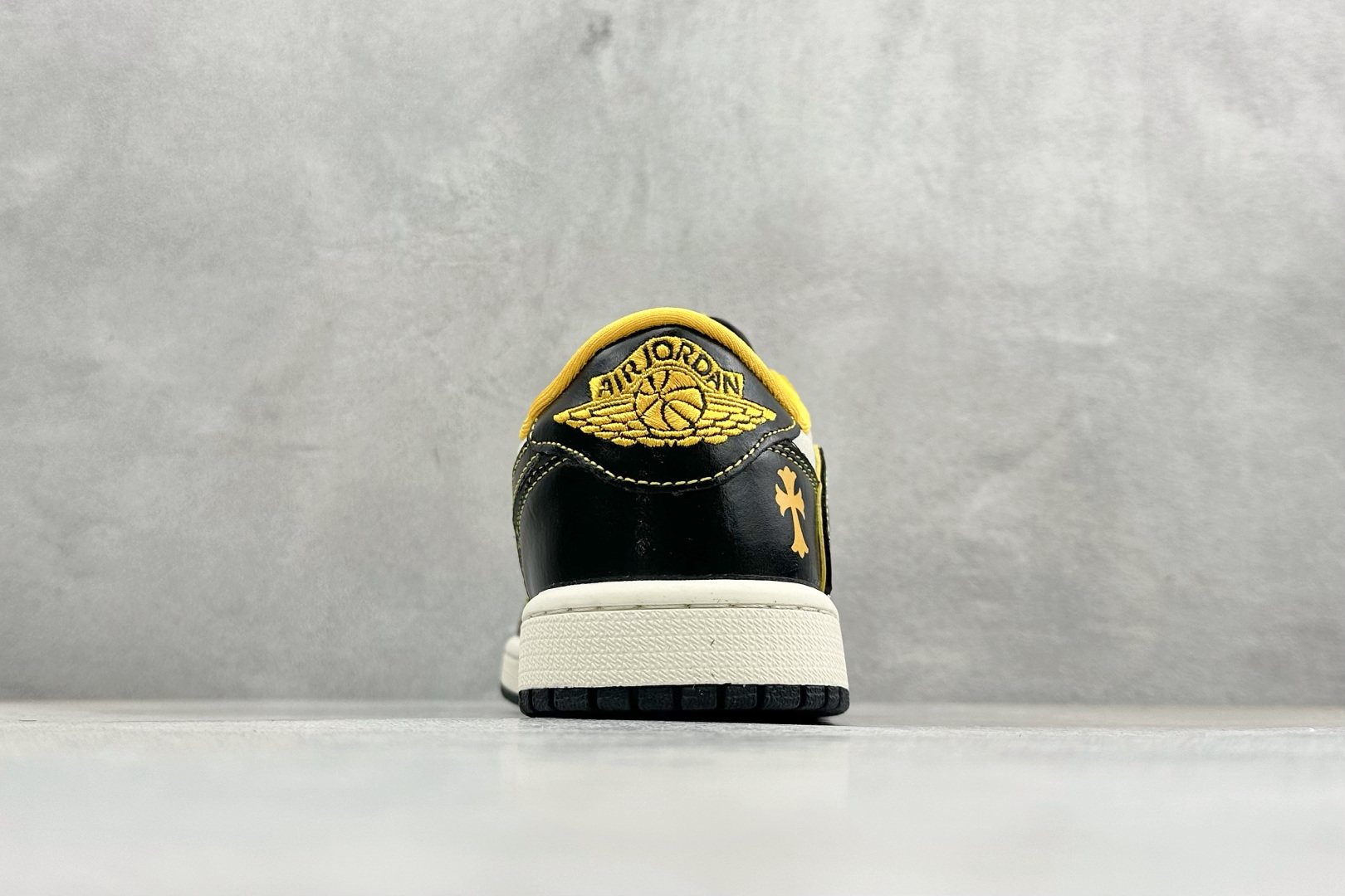 Air Jordan 1 Low AJ1乔1倒勾 低帮板鞋 克罗心联名款 XB1979-026 Air Jordan 1 Low AJ1乔1倒勾 低帮板鞋 克罗心联名款 XB1979-026