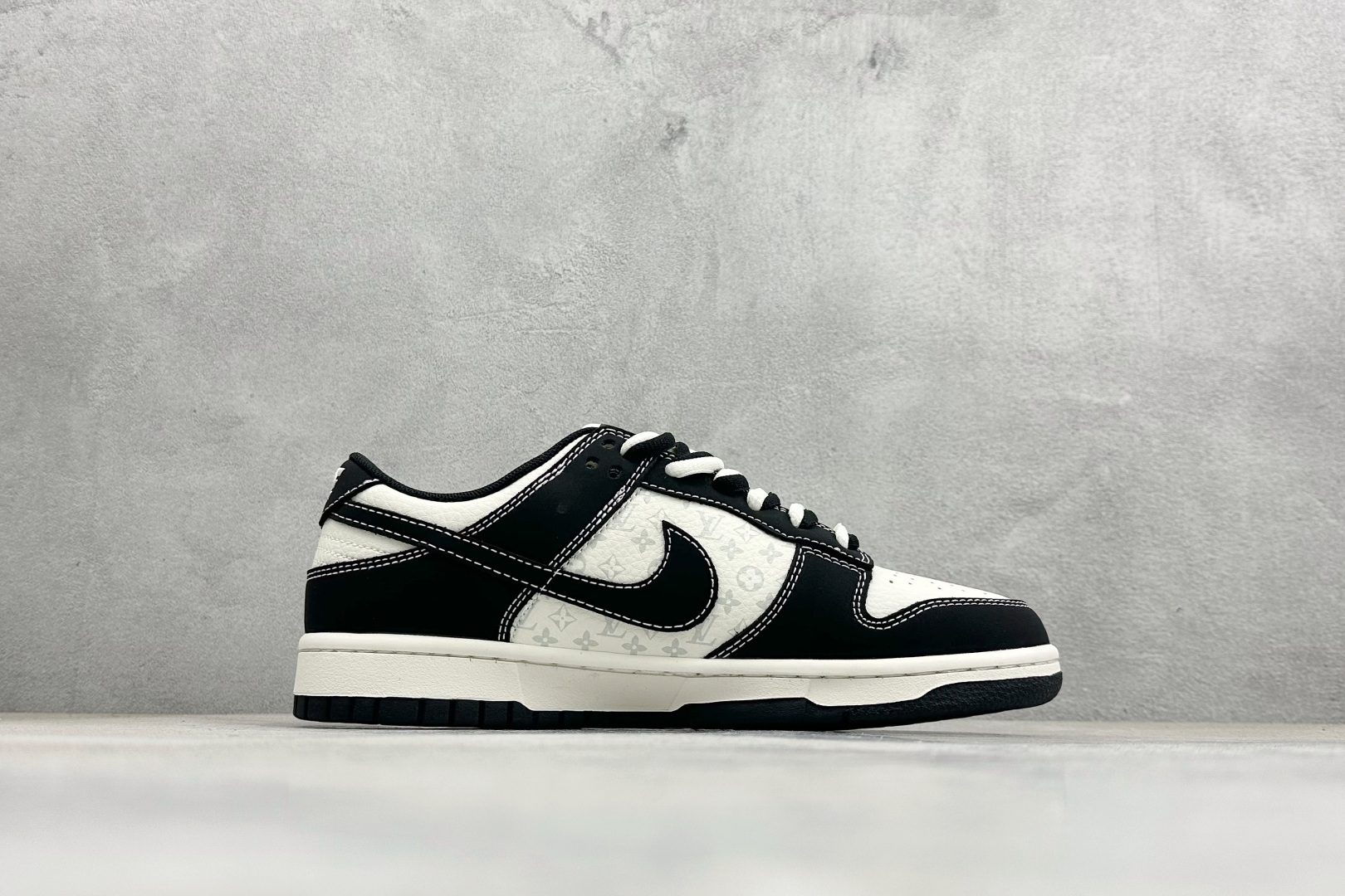 Louis Vuitton × Nike Dunk Low 联名 / 定制款低帮板鞋 KG6699-F25 Louis Vuitton × Nike Dunk Low 联名 / 定制款低帮板鞋 KG6699-F25