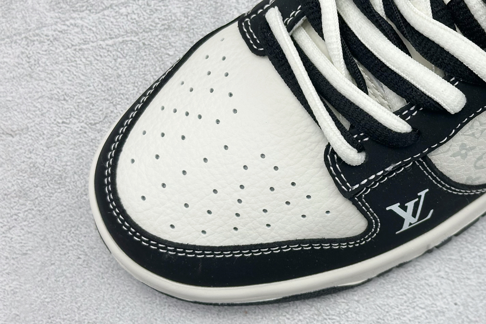 Louis Vuitton × Nike Dunk Low 联名 / 定制款低帮板鞋 KG6699-F25 Louis Vuitton × Nike Dunk Low 联名 / 定制款低帮板鞋 KG6699-F25