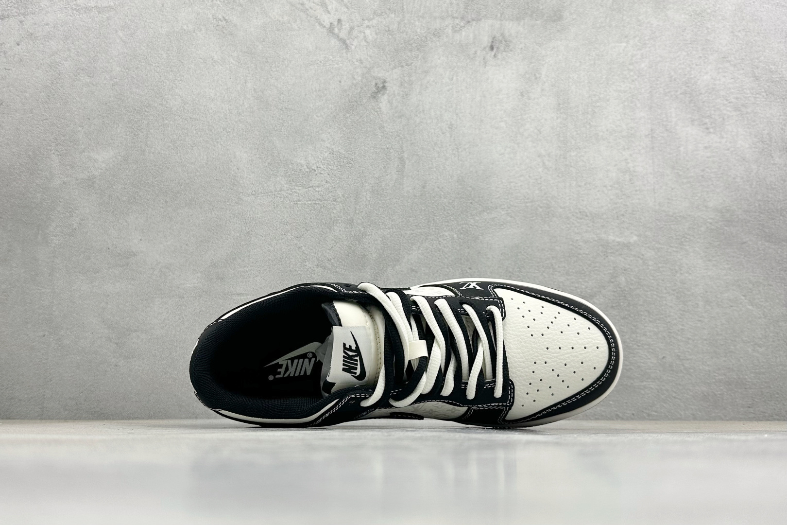 Louis Vuitton × Nike Dunk Low 联名 / 定制款低帮板鞋 KG6699-F25 Louis Vuitton × Nike Dunk Low 联名 / 定制款低帮板鞋 KG6699-F25