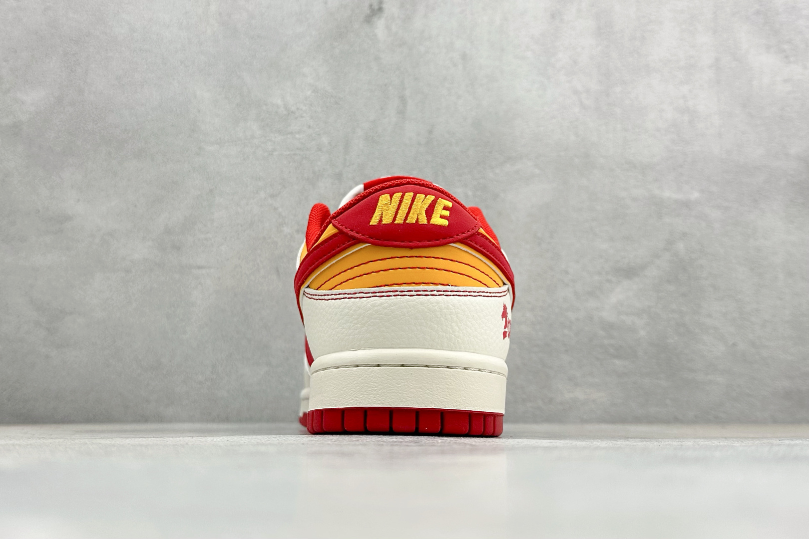 Nike SB Dunk Low 马年限定 这双鞋以炽热的红与温暖的橙为主色调 XT6998-111 Nike SB Dunk Low 马年限定 这双鞋以炽热的红与温暖的橙为主色调 XT6998-111