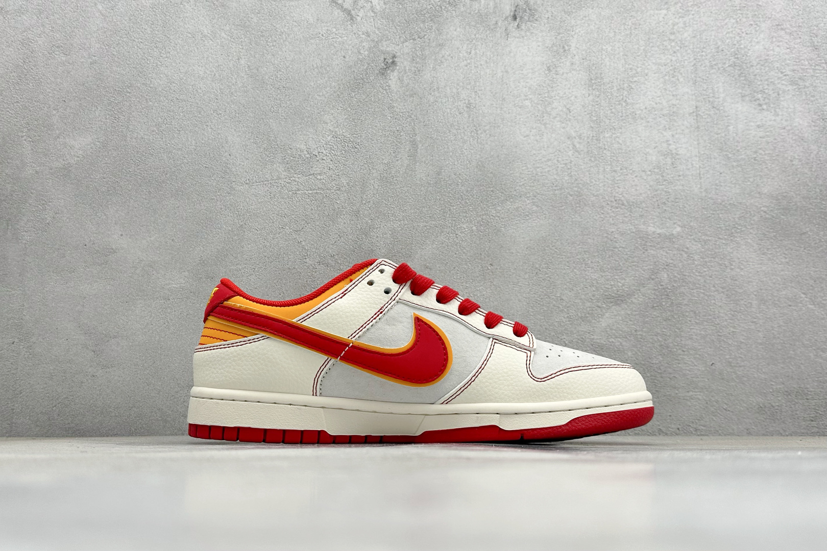 Nike SB Dunk Low 马年限定 这双鞋以炽热的红与温暖的橙为主色调 XT6998-111 Nike SB Dunk Low 马年限定 这双鞋以炽热的红与温暖的橙为主色调 XT6998-111