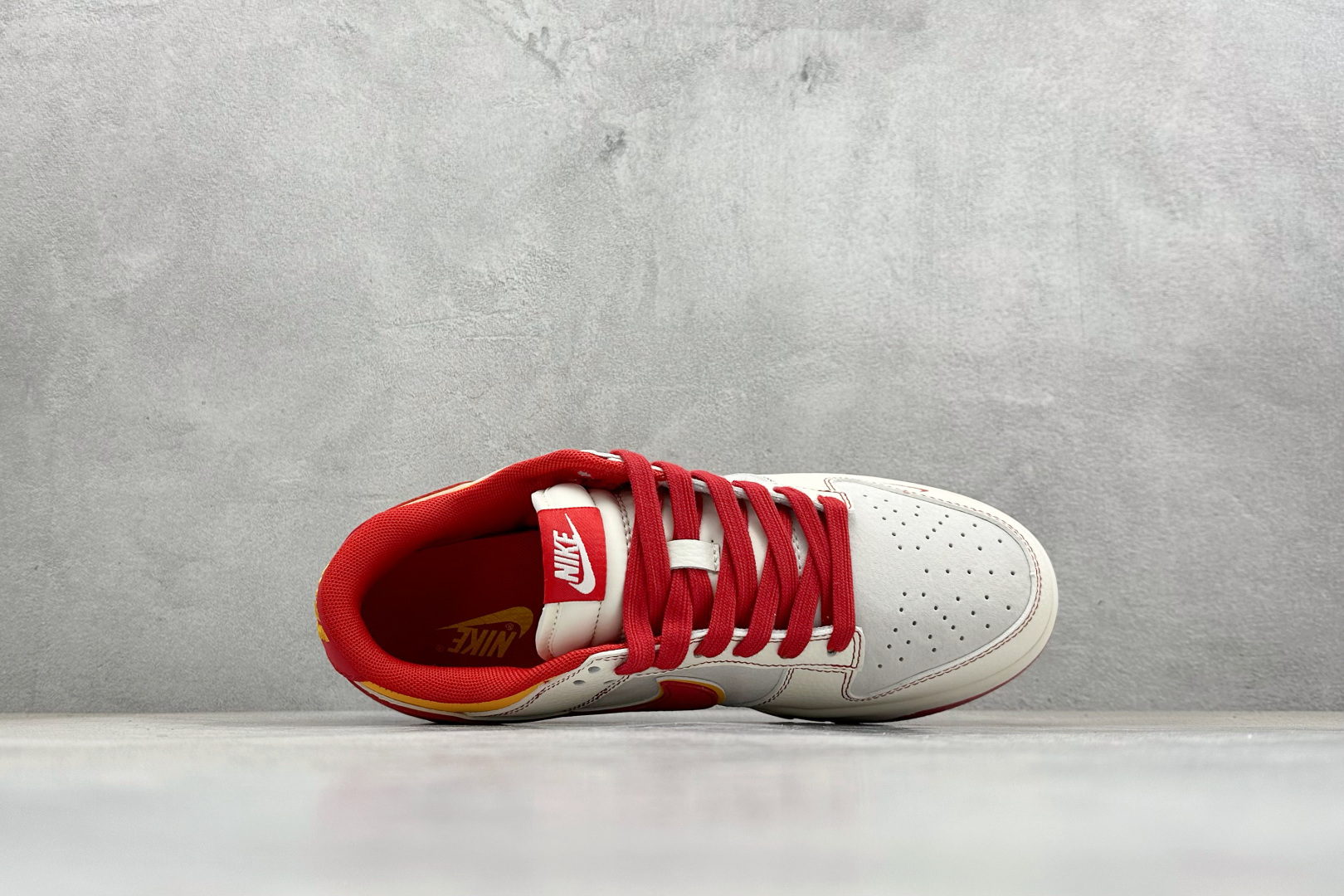 Nike SB Dunk Low 马年限定 这双鞋以炽热的红与温暖的橙为主色调 XT6998-111 Nike SB Dunk Low 马年限定 这双鞋以炽热的红与温暖的橙为主色调 XT6998-111