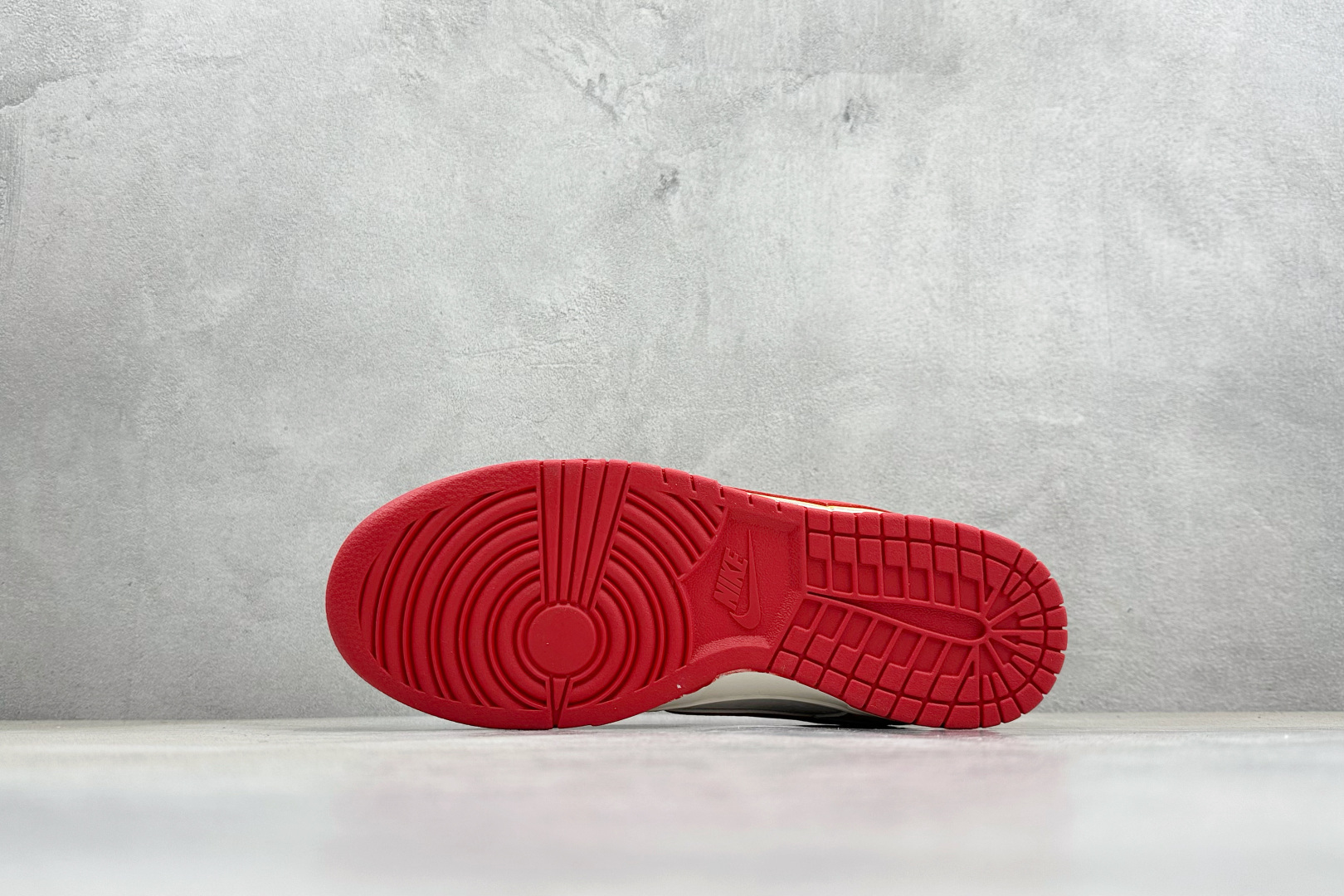 Nike SB Dunk Low 马年限定 这双鞋以炽热的红与温暖的橙为主色调 XT6998-111 Nike SB Dunk Low 马年限定 这双鞋以炽热的红与温暖的橙为主色调 XT6998-111