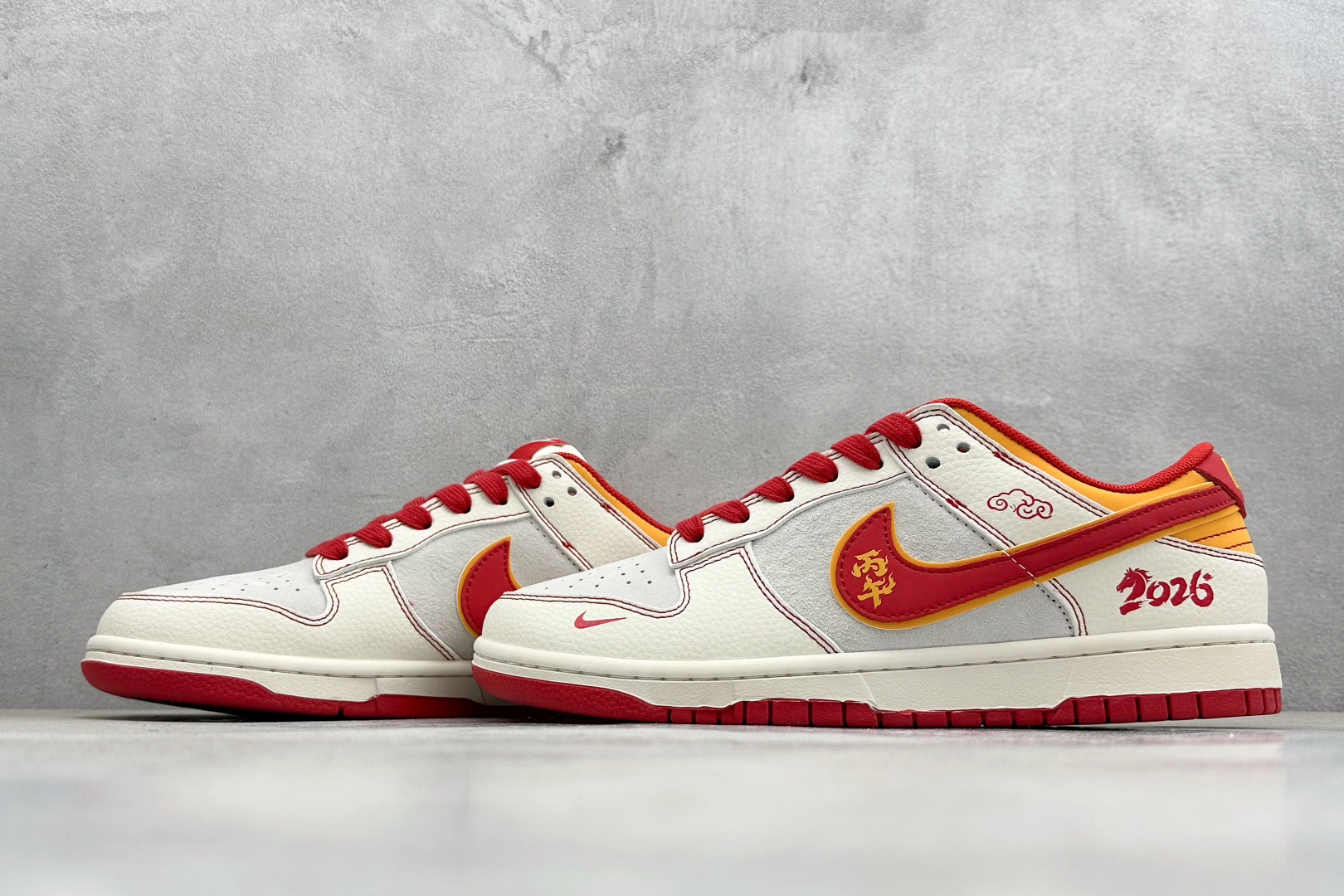 Nike SB Dunk Low 马年限定 这双鞋以炽热的红与温暖的橙为主色调 XT6998-111 Nike SB Dunk Low 马年限定 这双鞋以炽热的红与温暖的橙为主色调 XT6998-111