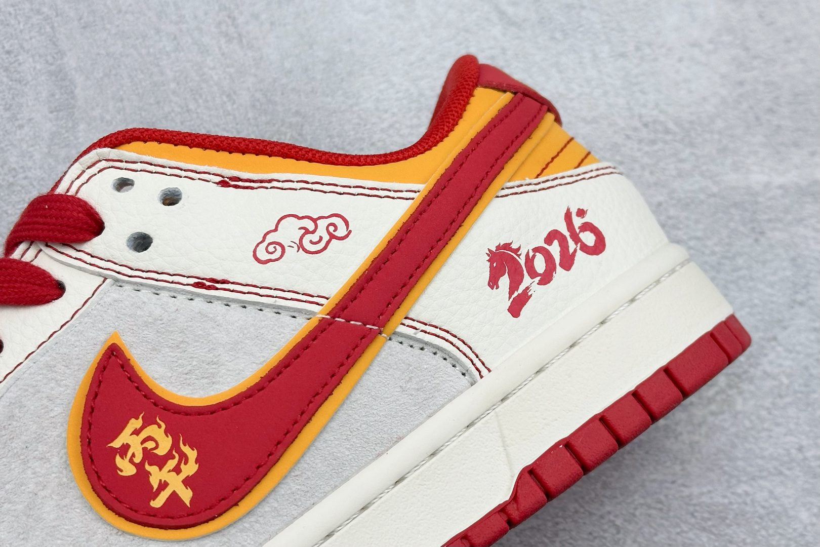Nike SB Dunk Low 马年限定 这双鞋以炽热的红与温暖的橙为主色调 XT6998-111 Nike SB Dunk Low 马年限定 这双鞋以炽热的红与温暖的橙为主色调 XT6998-111