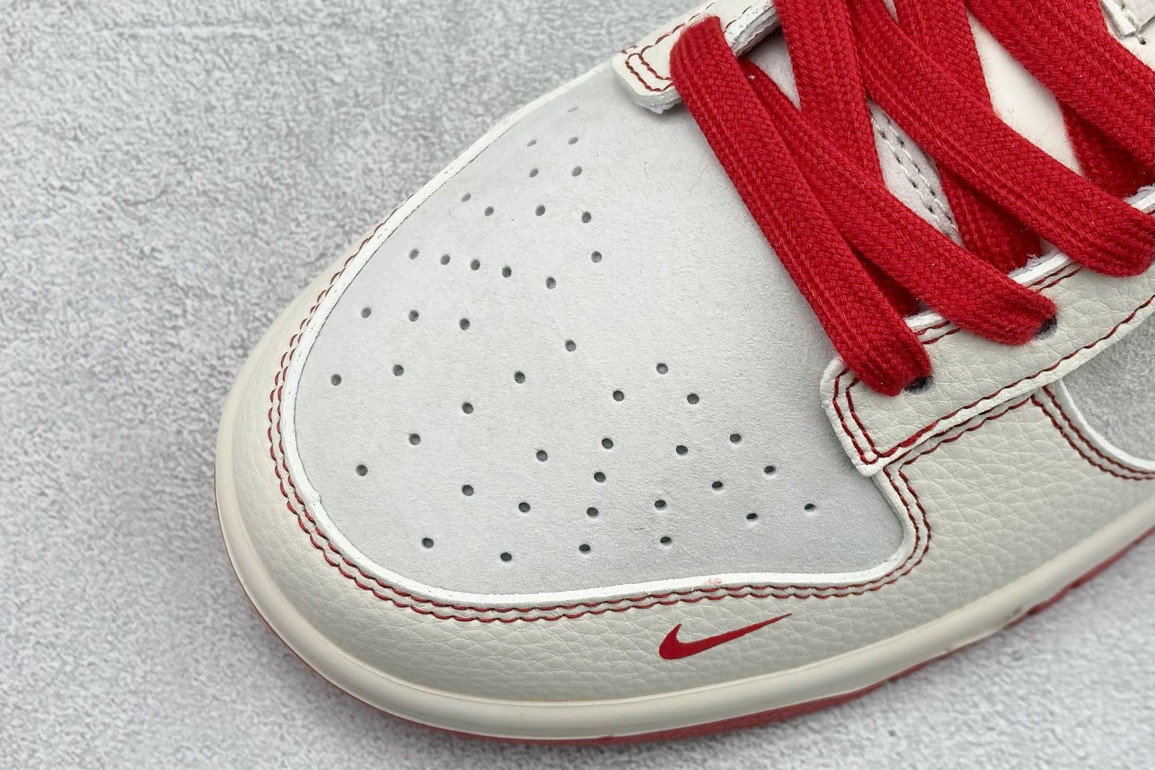 Nike SB Dunk Low 马年限定 这双鞋以炽热的红与温暖的橙为主色调 XT6998-111 Nike SB Dunk Low 马年限定 这双鞋以炽热的红与温暖的橙为主色调 XT6998-111