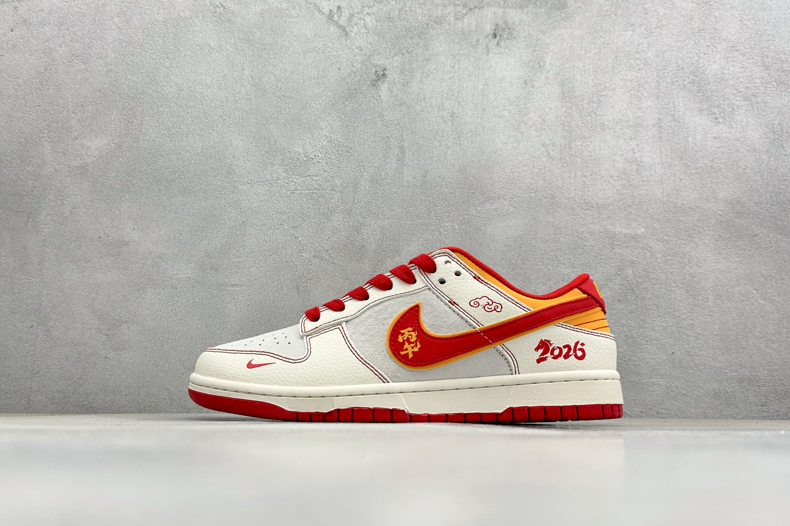 Nike SB Dunk Low 马年限定 这双鞋以炽热的红与温暖的橙为主色调 XT6998-111 Nike SB Dunk Low 马年限定 这双鞋以炽热的红与温暖的橙为主色调 XT6998-111