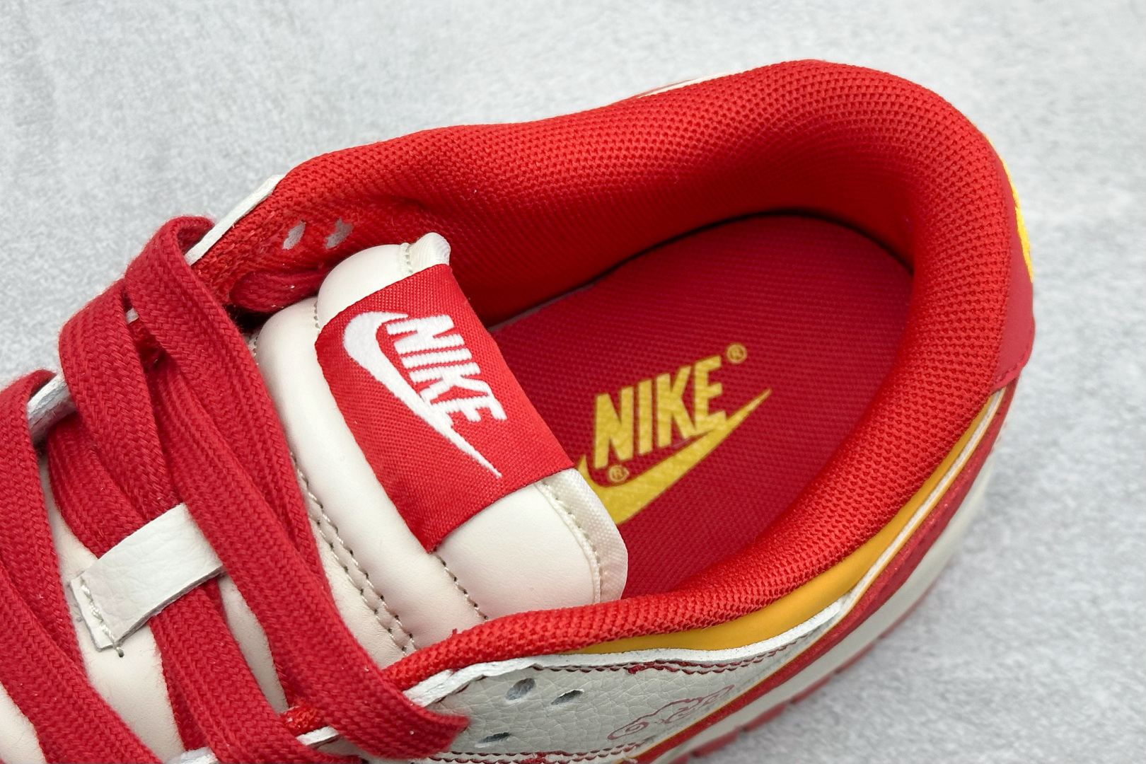 Nike SB Dunk Low 马年限定 这双鞋以炽热的红与温暖的橙为主色调 XT6998-111 Nike SB Dunk Low 马年限定 这双鞋以炽热的红与温暖的橙为主色调 XT6998-111