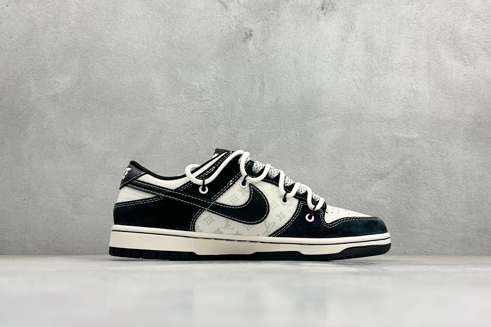 XC版Nike SB Dunk Low 磨砂黑白 高端定制 低帮休闲板鞋 YX5066-396 XC版Nike SB Dunk Low 磨砂黑白 高端定制 低帮休闲板鞋 YX5066-396