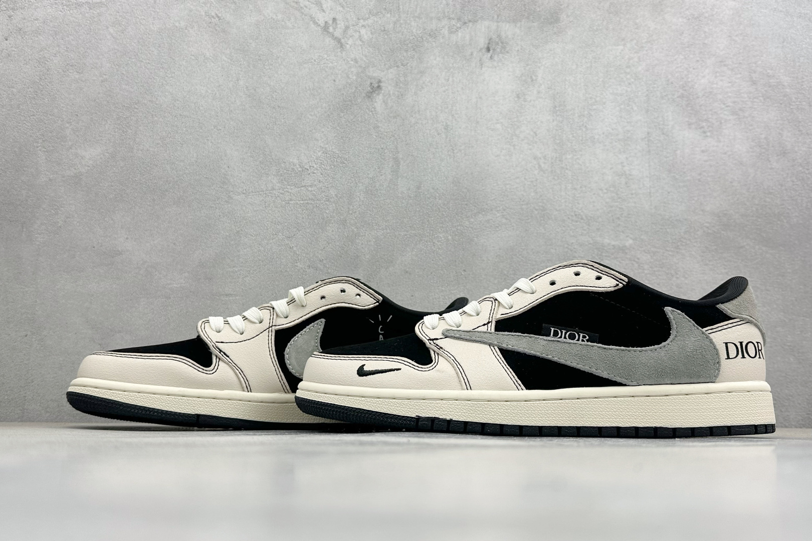 XC版Air Jordan 1 Low AJ1 乔1 Dior联名高端定制 低帮倒钩复古篮球鞋 XS2025-083 XC版Air Jordan 1 Low AJ1 乔1 Dior联名高端定制 低帮倒钩复古篮球鞋 XS2025-083