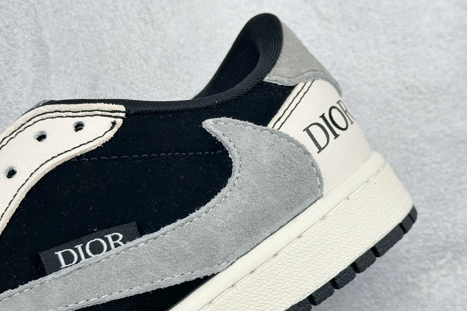 XC版Air Jordan 1 Low AJ1 乔1 Dior联名高端定制 低帮倒钩复古篮球鞋 XS2025-083 XC版Air Jordan 1 Low AJ1 乔1 Dior联名高端定制 低帮倒钩复古篮球鞋 XS2025-083