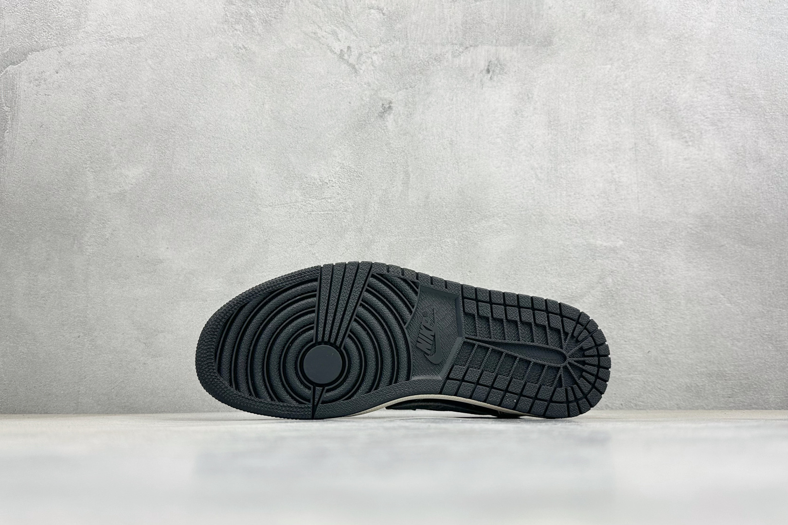 XC版Air Jordan 1 Low AJ1 乔1 Dior联名高端定制 低帮倒钩复古篮球鞋 XS2025-083 XC版Air Jordan 1 Low AJ1 乔1 Dior联名高端定制 低帮倒钩复古篮球鞋 XS2025-083