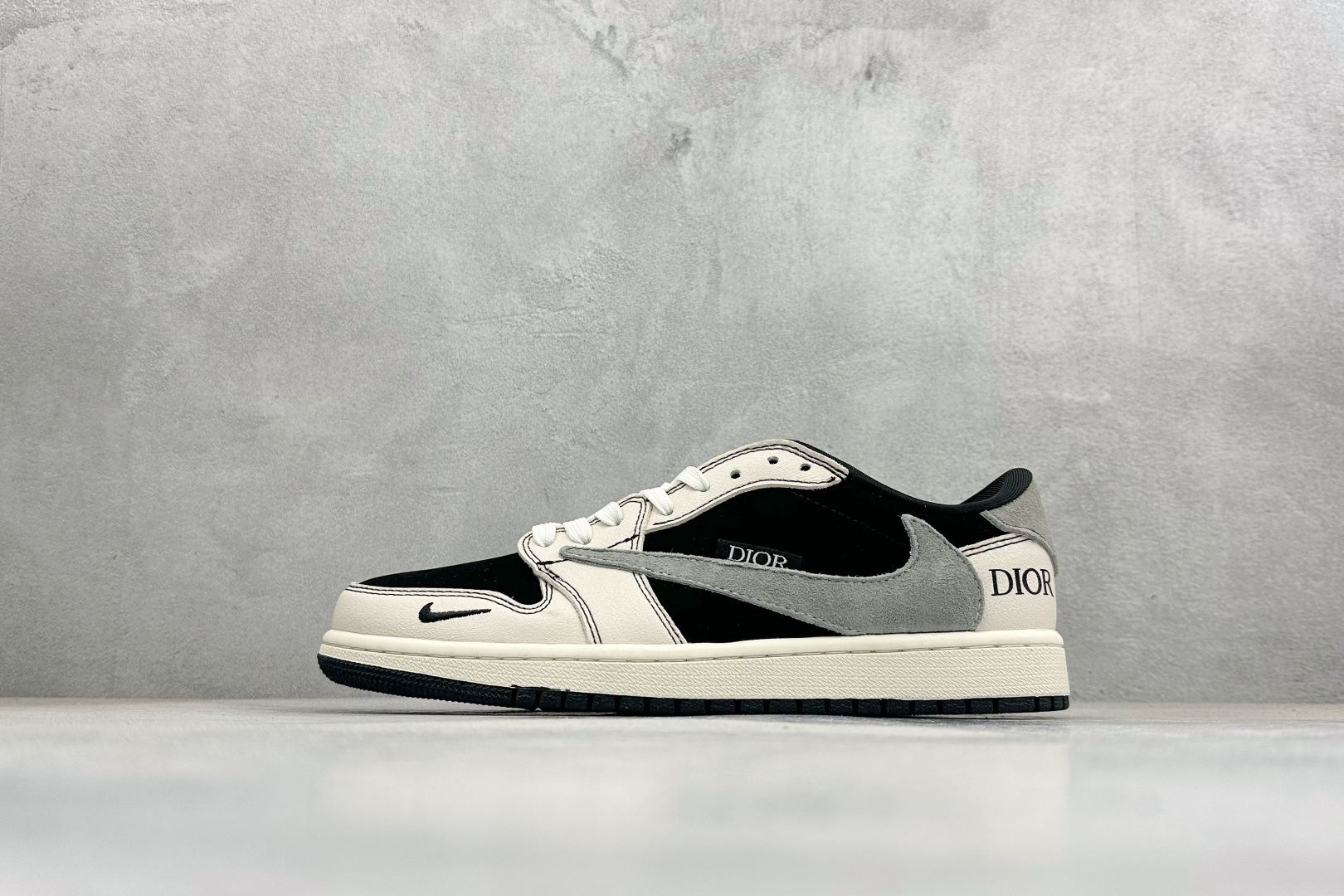 XC版Air Jordan 1 Low AJ1 乔1 Dior联名高端定制 低帮倒钩复古篮球鞋 XS2025-083 XC版Air Jordan 1 Low AJ1 乔1 Dior联名高端定制 低帮倒钩复古篮球鞋 XS2025-083