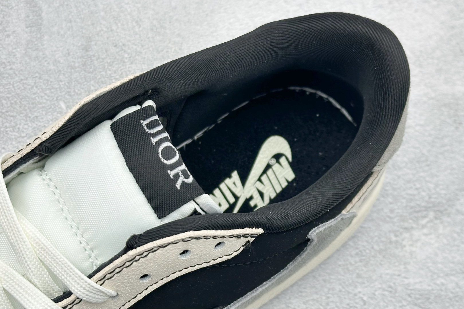 XC版Air Jordan 1 Low AJ1 乔1 Dior联名高端定制 低帮倒钩复古篮球鞋 XS2025-083 XC版Air Jordan 1 Low AJ1 乔1 Dior联名高端定制 低帮倒钩复古篮球鞋 XS2025-083