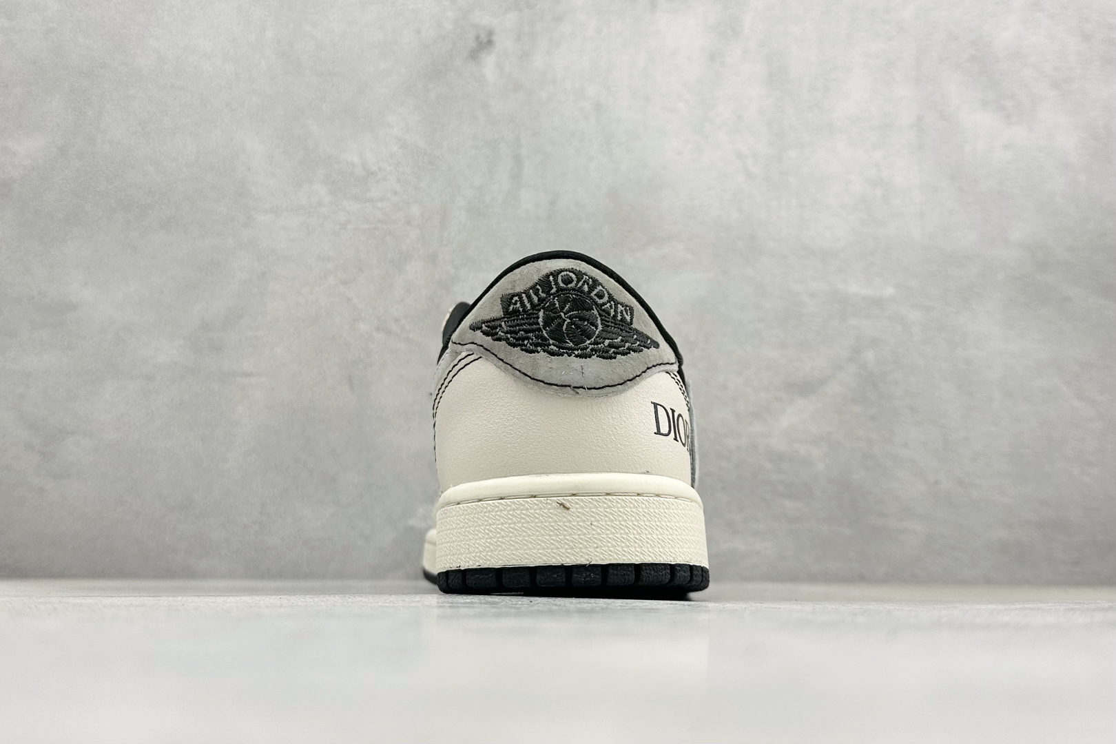 XC版Air Jordan 1 Low AJ1 乔1 Dior联名高端定制 低帮倒钩复古篮球鞋 XS2025-083 XC版Air Jordan 1 Low AJ1 乔1 Dior联名高端定制 低帮倒钩复古篮球鞋 XS2025-083