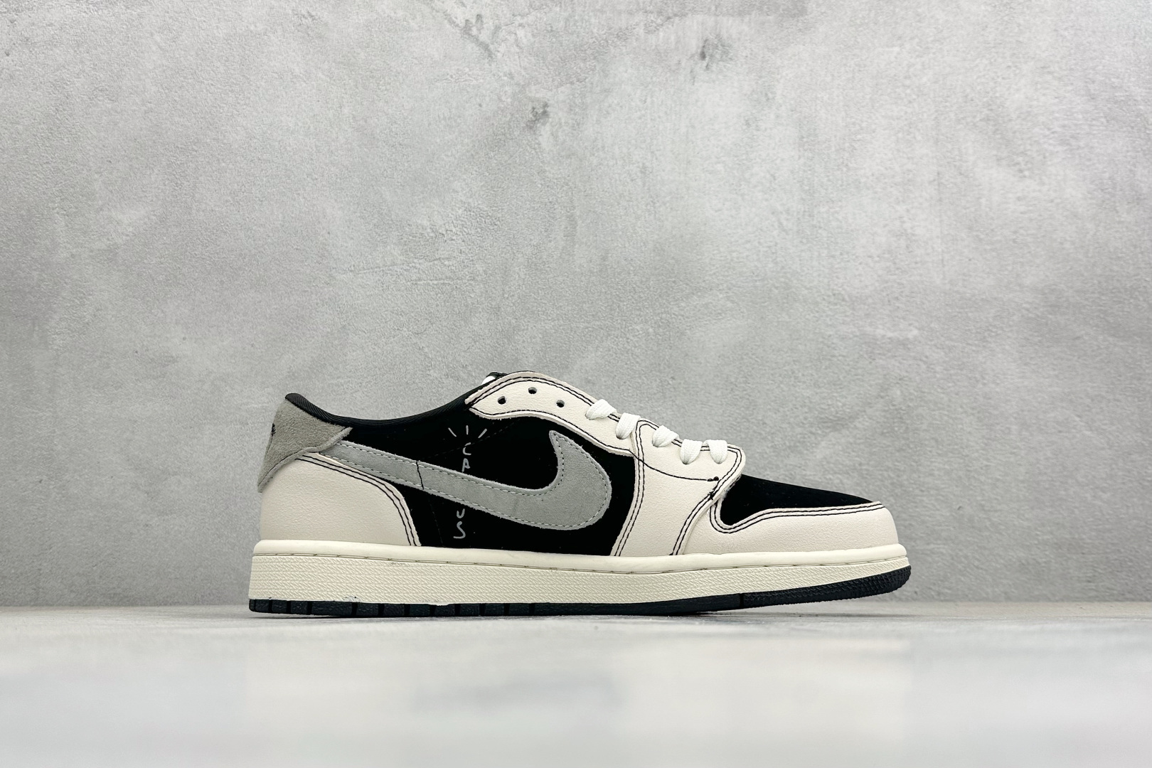 XC版Air Jordan 1 Low AJ1 乔1 Dior联名高端定制 低帮倒钩复古篮球鞋 XS2025-083 XC版Air Jordan 1 Low AJ1 乔1 Dior联名高端定制 低帮倒钩复古篮球鞋 XS2025-083