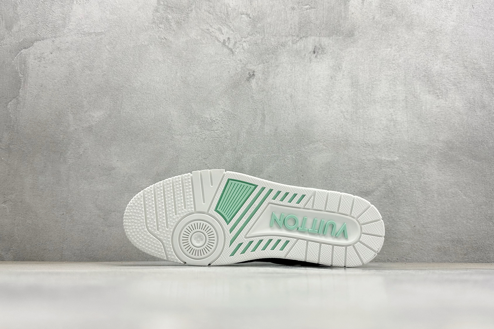 YS纯原LOUIS VUITTON Trainer 牛皮革 圆头系带 低帮板鞋