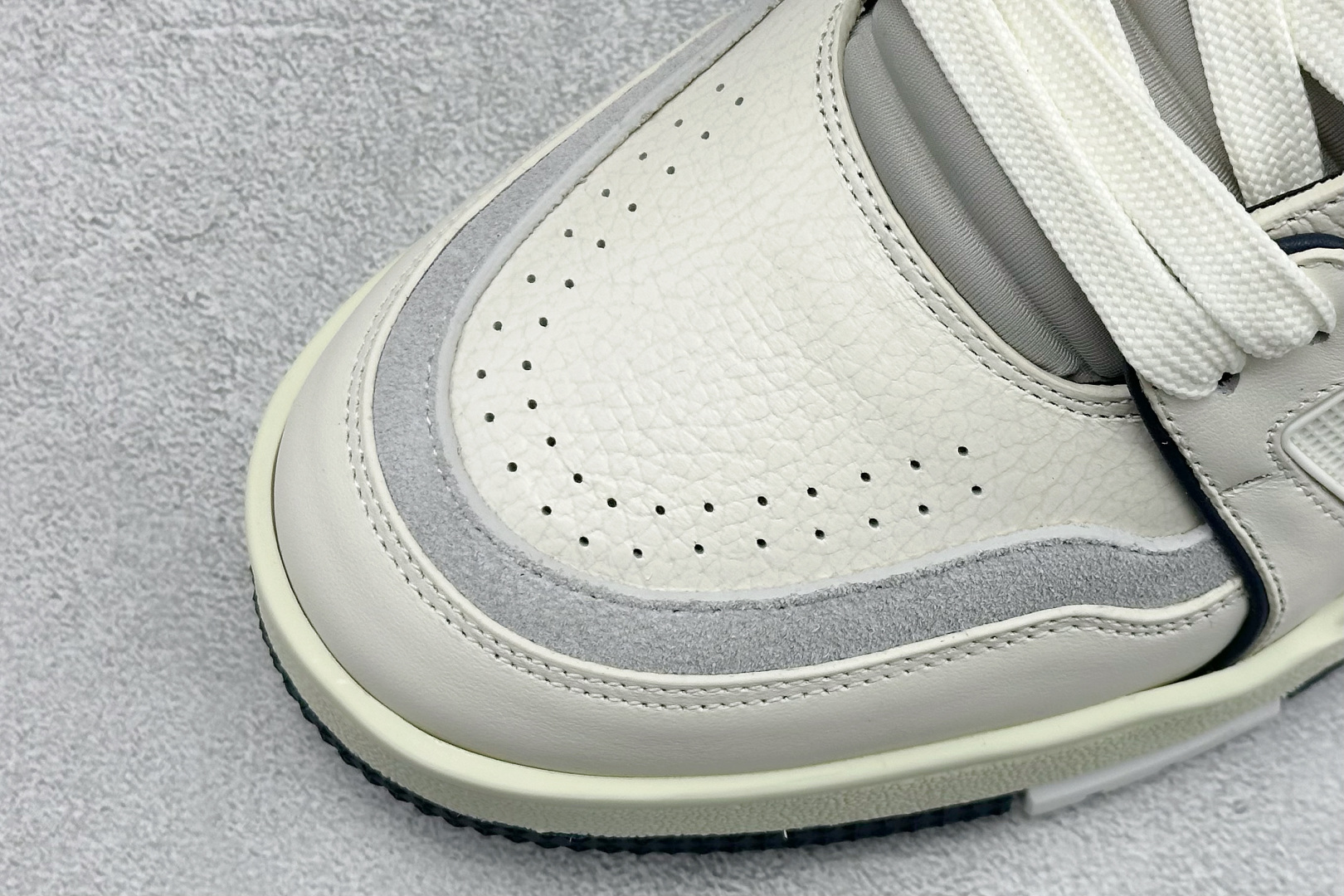 YS纯原LOUIS VUITTON Trainer 牛皮革 圆头系带 低帮板鞋 YS纯原LOUIS VUITTON Trainer 牛皮革 圆头系带 低帮板鞋