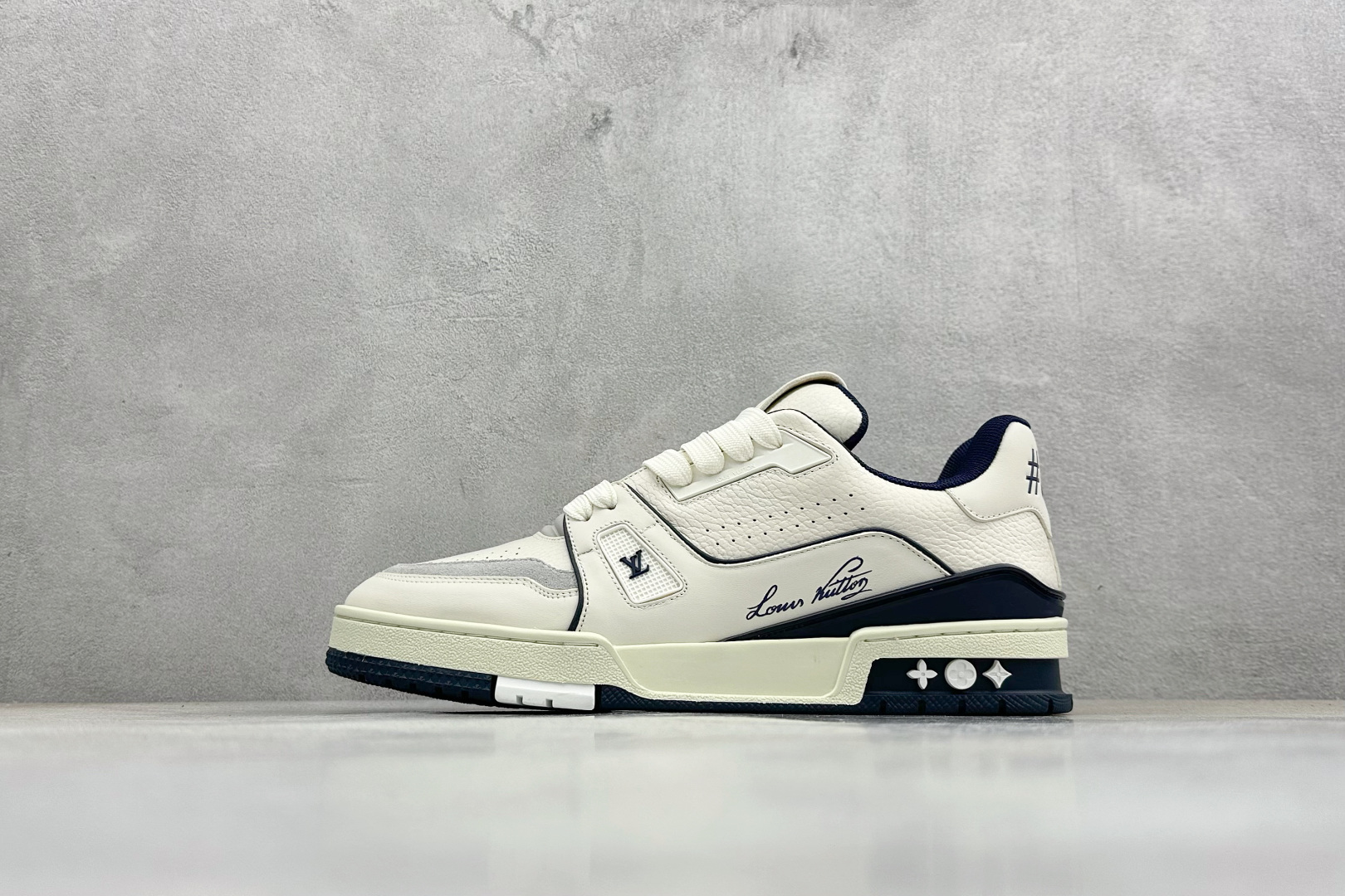 YS纯原LOUIS VUITTON Trainer 牛皮革 圆头系带 低帮板鞋 YS纯原LOUIS VUITTON Trainer 牛皮革 圆头系带 低帮板鞋