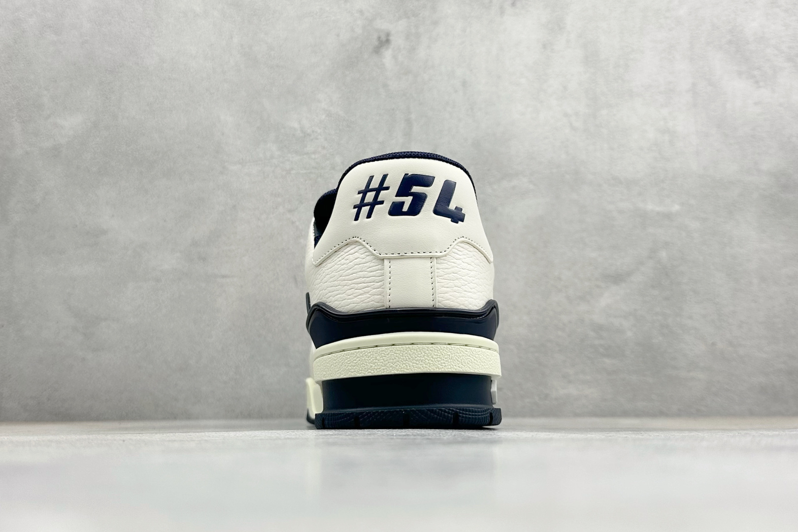 YS纯原LOUIS VUITTON Trainer 牛皮革 圆头系带 低帮板鞋 YS纯原LOUIS VUITTON Trainer 牛皮革 圆头系带 低帮板鞋