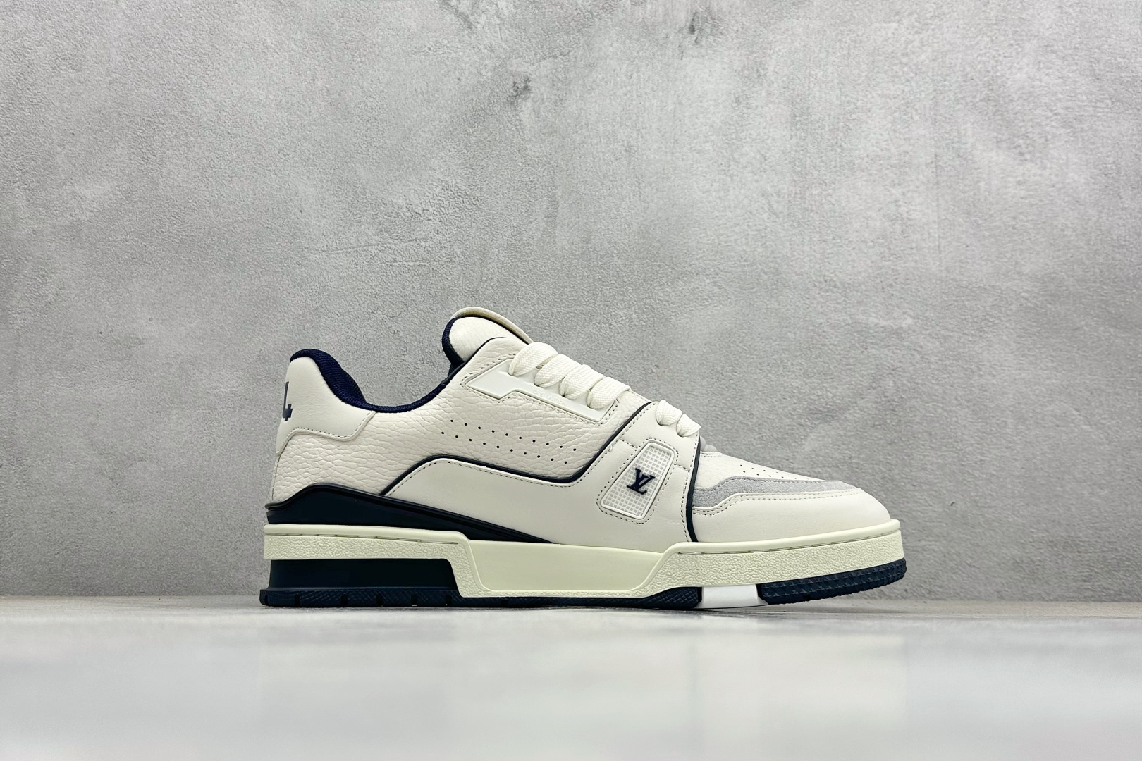 YS纯原LOUIS VUITTON Trainer 牛皮革 圆头系带 低帮板鞋 YS纯原LOUIS VUITTON Trainer 牛皮革 圆头系带 低帮板鞋