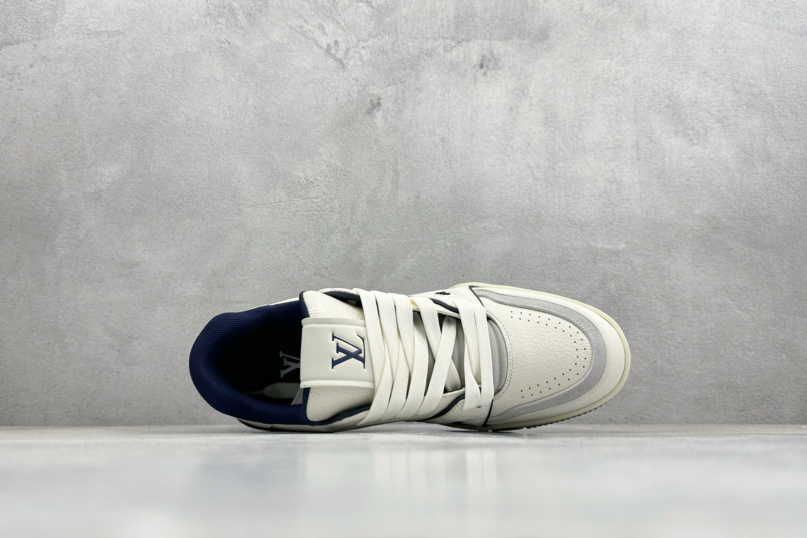 YS纯原LOUIS VUITTON Trainer 牛皮革 圆头系带 低帮板鞋 YS纯原LOUIS VUITTON Trainer 牛皮革 圆头系带 低帮板鞋