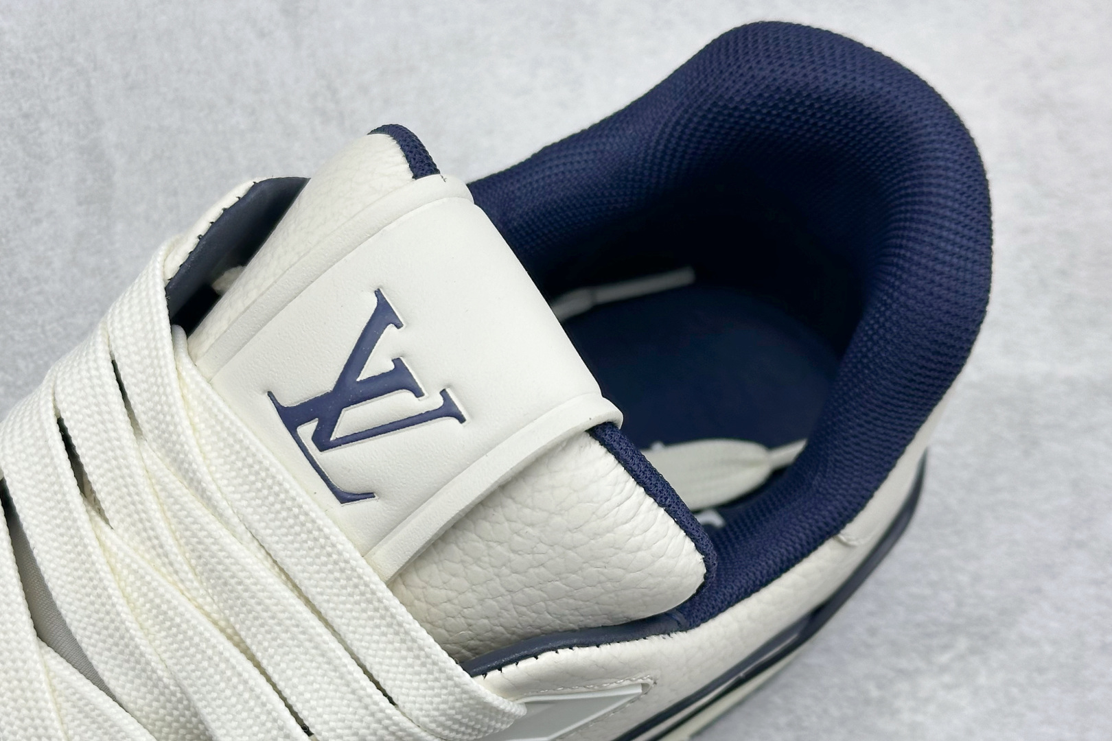 YS纯原LOUIS VUITTON Trainer 牛皮革 圆头系带 低帮板鞋 YS纯原LOUIS VUITTON Trainer 牛皮革 圆头系带 低帮板鞋