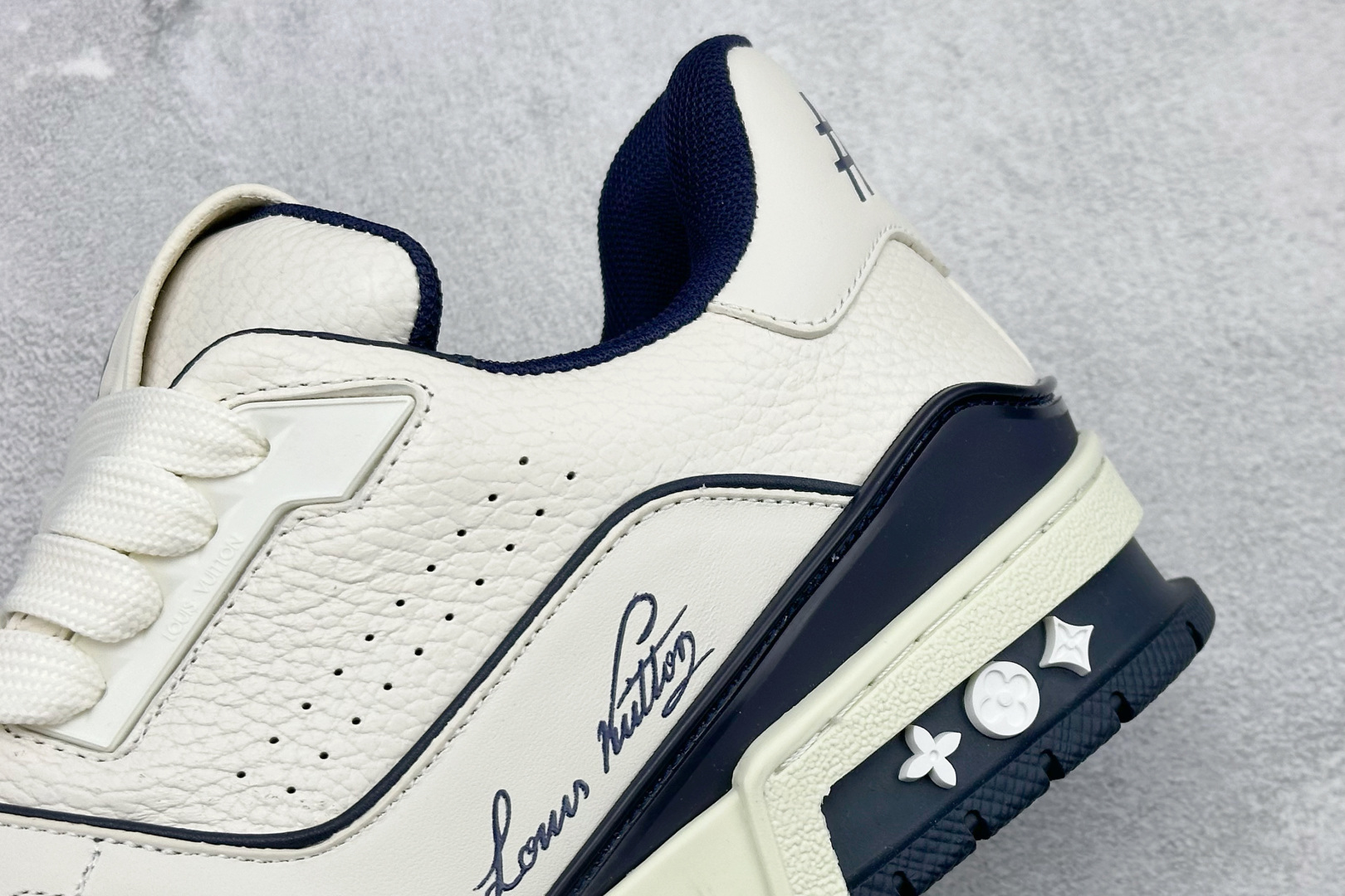 YS纯原LOUIS VUITTON Trainer 牛皮革 圆头系带 低帮板鞋 YS纯原LOUIS VUITTON Trainer 牛皮革 圆头系带 低帮板鞋