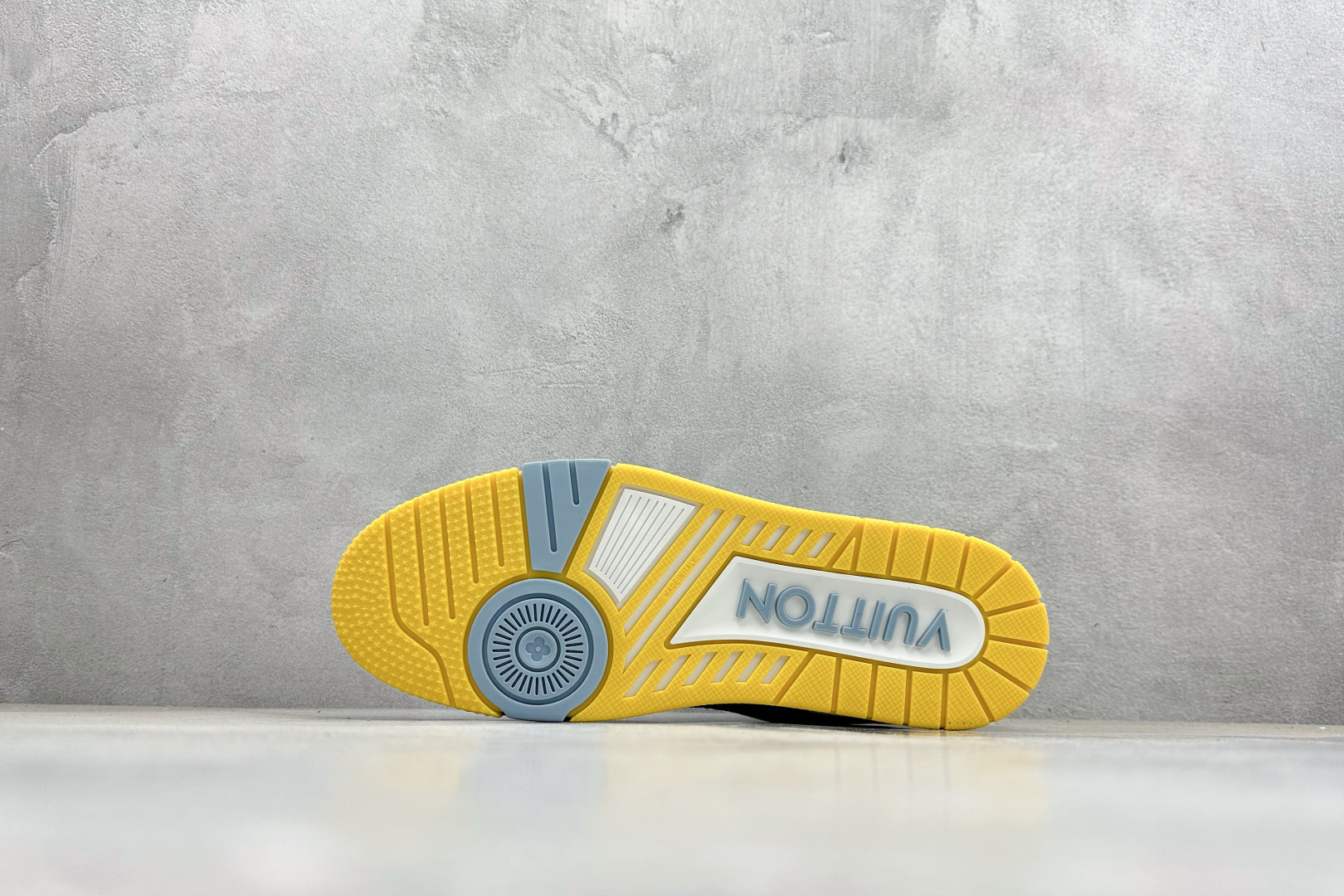 YS纯原LOUIS VUITTON Trainer 牛皮革 圆头系带 低帮板鞋 YS纯原LOUIS VUITTON Trainer 牛皮革 圆头系带 低帮板鞋