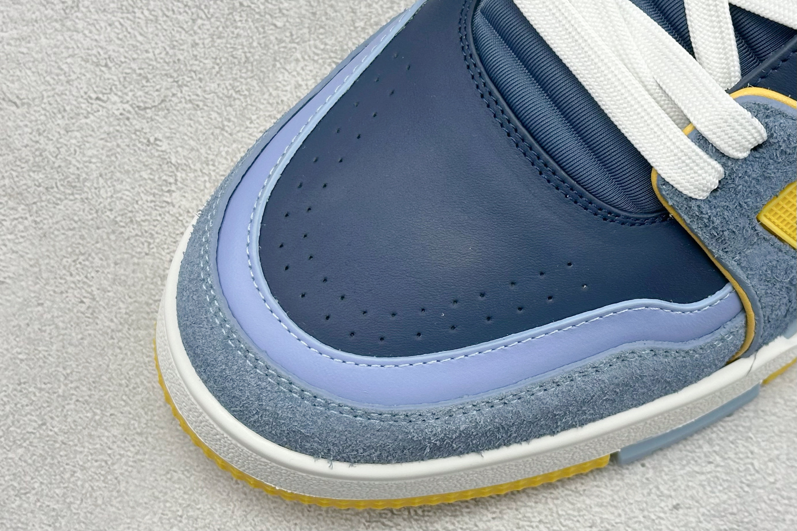 YS纯原LOUIS VUITTON Trainer 牛皮革 圆头系带 低帮板鞋 YS纯原LOUIS VUITTON Trainer 牛皮革 圆头系带 低帮板鞋