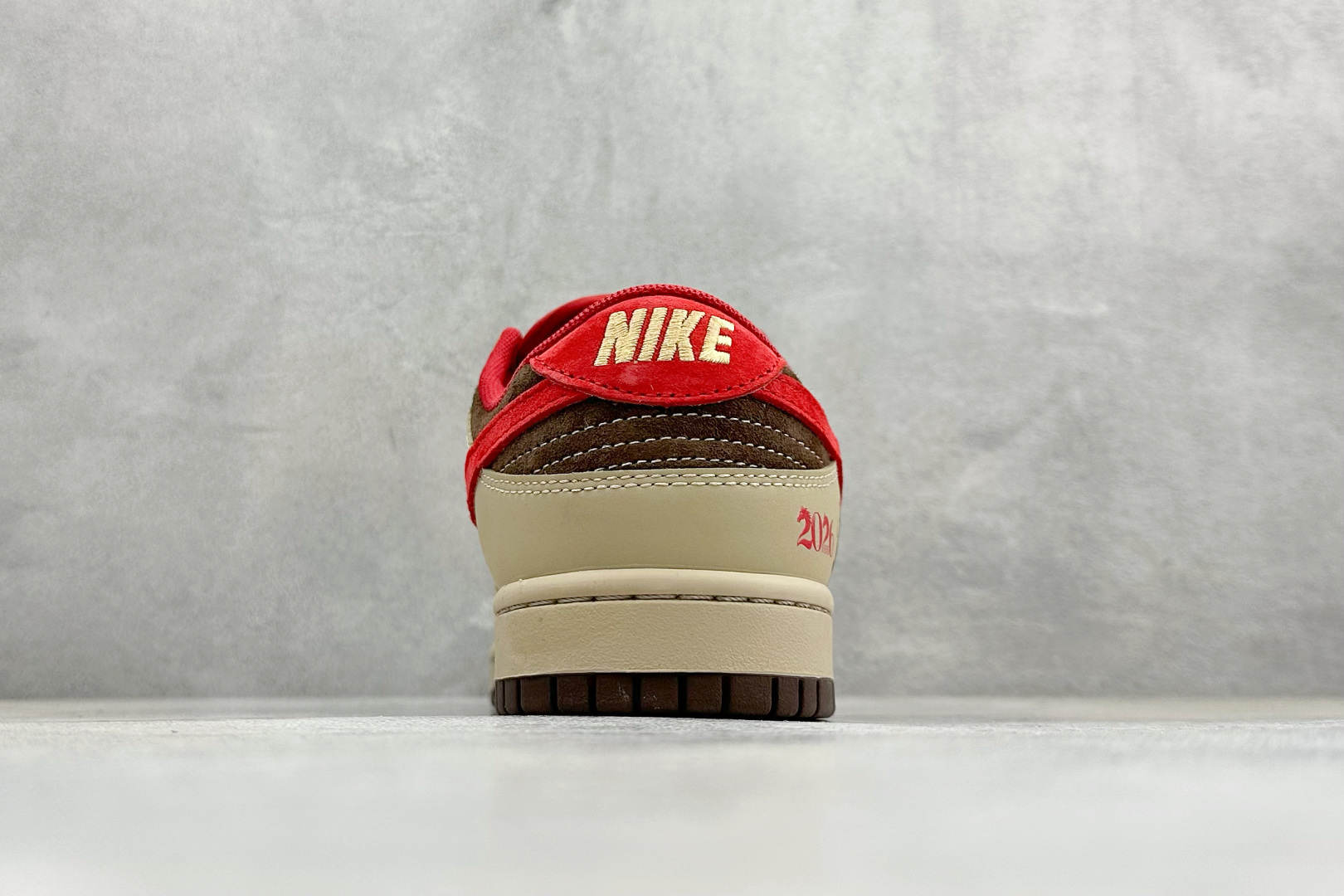 Nike SB Dunk Low 马年限定 棕红 周年高端定制 低帮休闲板鞋 YX5066-398 Nike SB Dunk Low 马年限定 棕红 周年高端定制 低帮休闲板鞋 YX5066-398