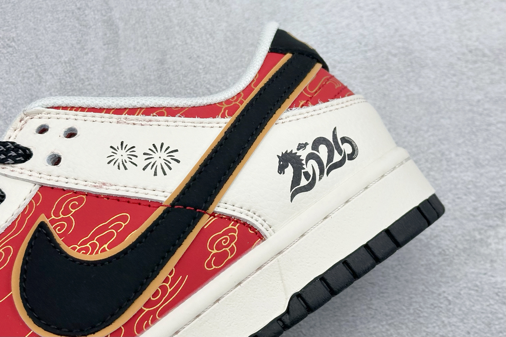 2026马年限定!Nike Dunk Low 爆款高端定制 米白基底+中国红主色+黑金点缀 QW5288-115 2026马年限定!Nike Dunk Low 爆款高端定制 米白基底+中国红主色+黑金点缀 QW5288-115